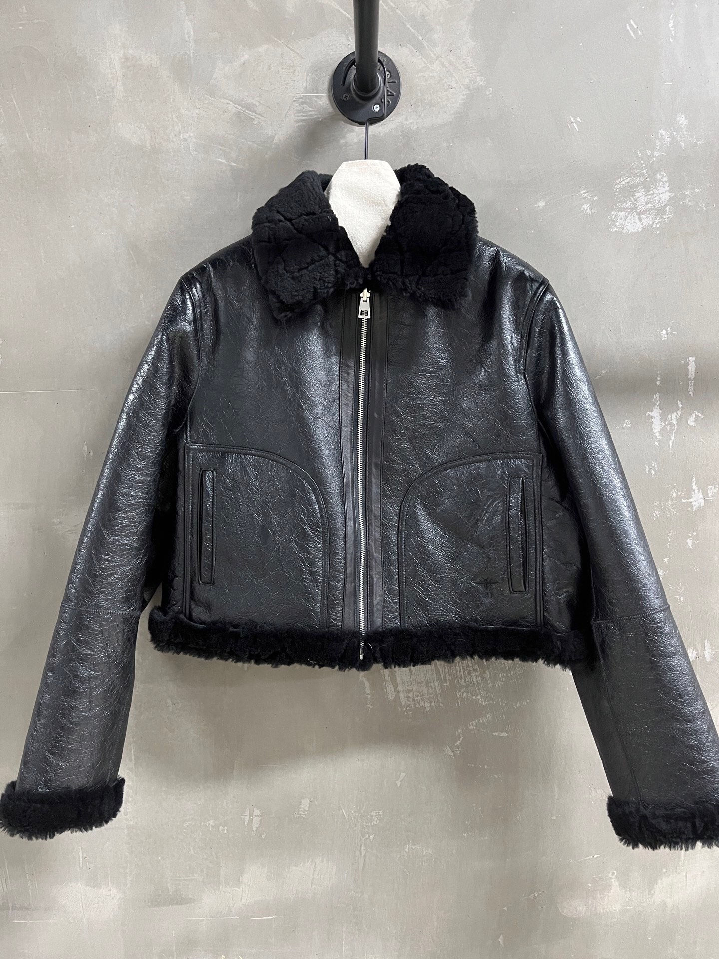 NO:885010,Special offer is here for Dior, reversible fur, unique sample M1, size M, bust 114, length 50, shoulder width 45, sleeve length 62, special offer, no return, no exchange, no free shipping, dior,19860909特价福利来了Dior 两面穿皮毛一体 孤品样衣M1 尺寸M码胸围114衣长50 肩宽45 袖长62,特价 不退不换不包邮,dior,,Women's clothing