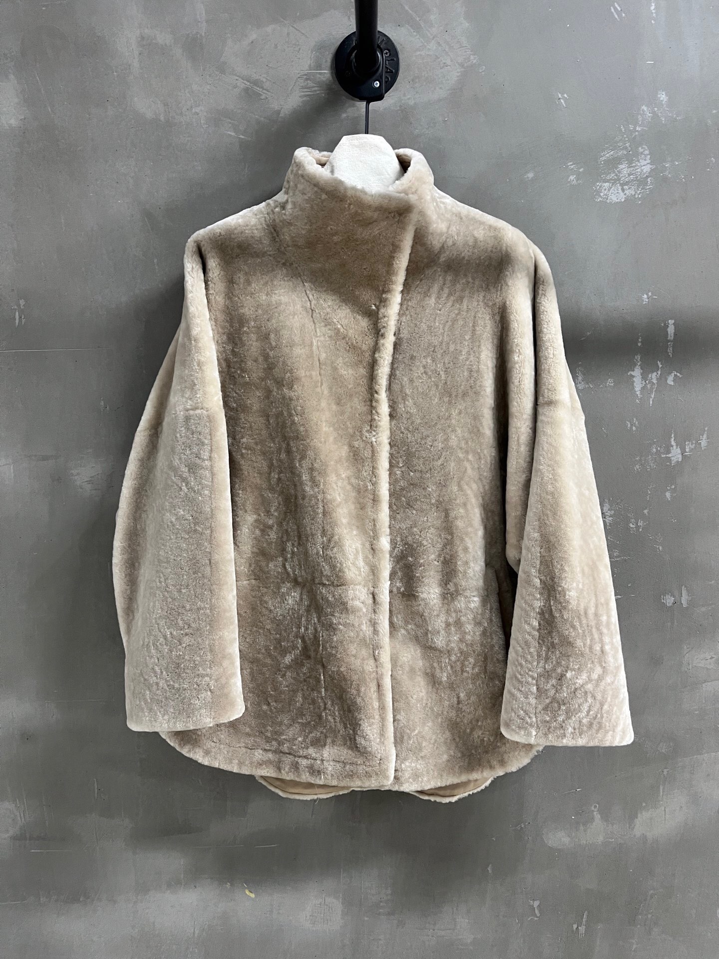 NO:885020,Special offer is here for lemaire sheepskin all-in-one M sample clothing 1 size M bust 136 length 77 shoulder sleeve length 76, special price, no return, no exchange, no free shipping, sheepskin,19860909特价福利来了lemaire 羊皮毛一体 M样衣1 尺寸M胸围136 衣长77 肩袖长76,特价 不退不换不包邮,sheepskin,,Women's clothing