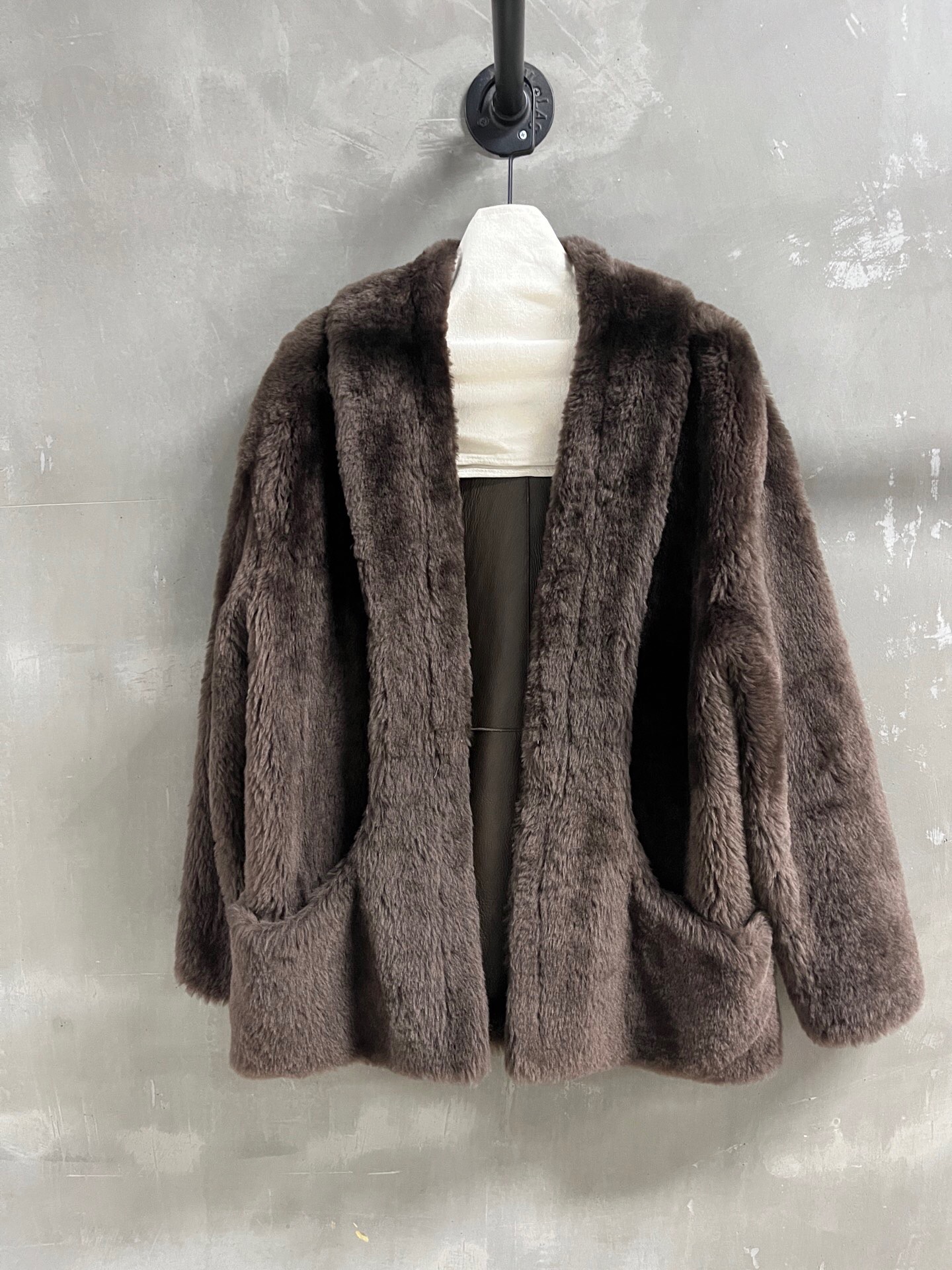 NO:885030,Special offer is here for lemaire sheepskin all-in-one M sample clothing 1 size M bust 116 length 69 shoulder width 56 sleeve length 51, special price, no return, no exchange, no free shipping, sheepskin,19860909特价福利来了lemaire 羊皮毛一体 M样衣1 尺寸M胸围116 衣长69 肩宽56 袖长51,特价 不退不换不包邮,sheepskin,,Women's clothing