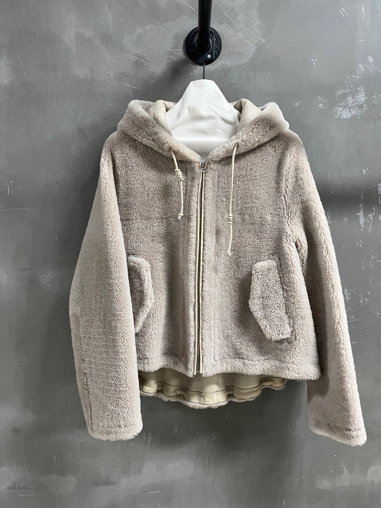 NO:885039,Special offer is here for Loewe sheepskin all-in-one M sample clothing 1 size M bust 110 length 62 shoulder width 43 sleeve length 60, special price, no refunds, no exchanges, no free shipping, loewe, sheepskin,19860909特价福利来了罗意威 羊皮毛一体 M样衣1 尺寸M胸围110 衣长62 肩宽43 袖长60,特价 不退不换不包邮,loewe,sheepskin,,Women's clothing