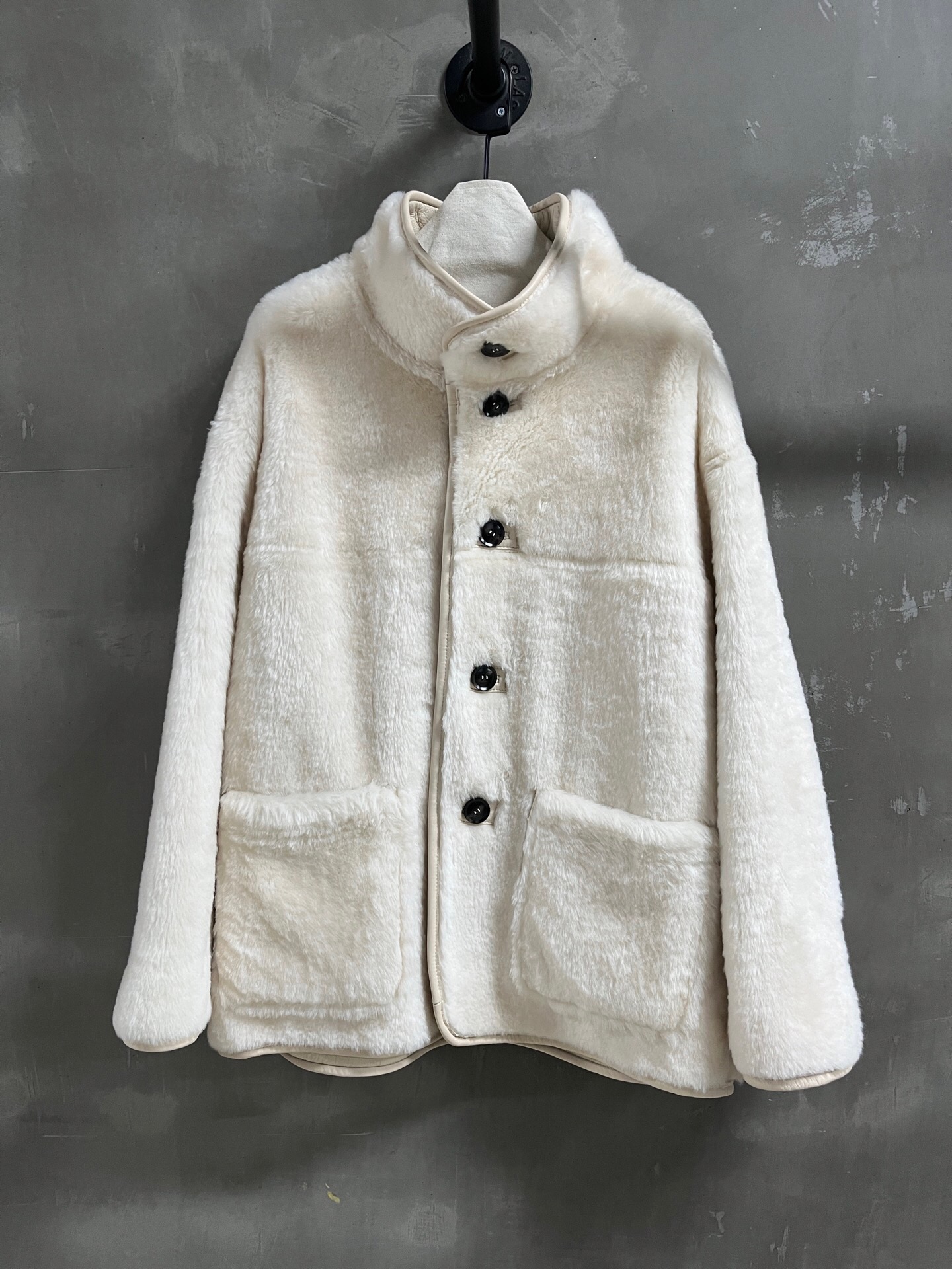 NO:885112,Special offer is here. Bc Sheepskin all-in-one unique sample garment M1. Size M. Bust 124. Length 74. Shoulder width 58. Sleeve length 55. Special offer. No refunds, no exchanges, no free shipping. Sheepskin,19860909特价福利来了Bc 羊皮毛一体 孤品样衣M1 尺寸M码胸围124 衣长74 肩宽58 袖长55,特价 不退不换不包邮,sheepskin,,Women's clothing