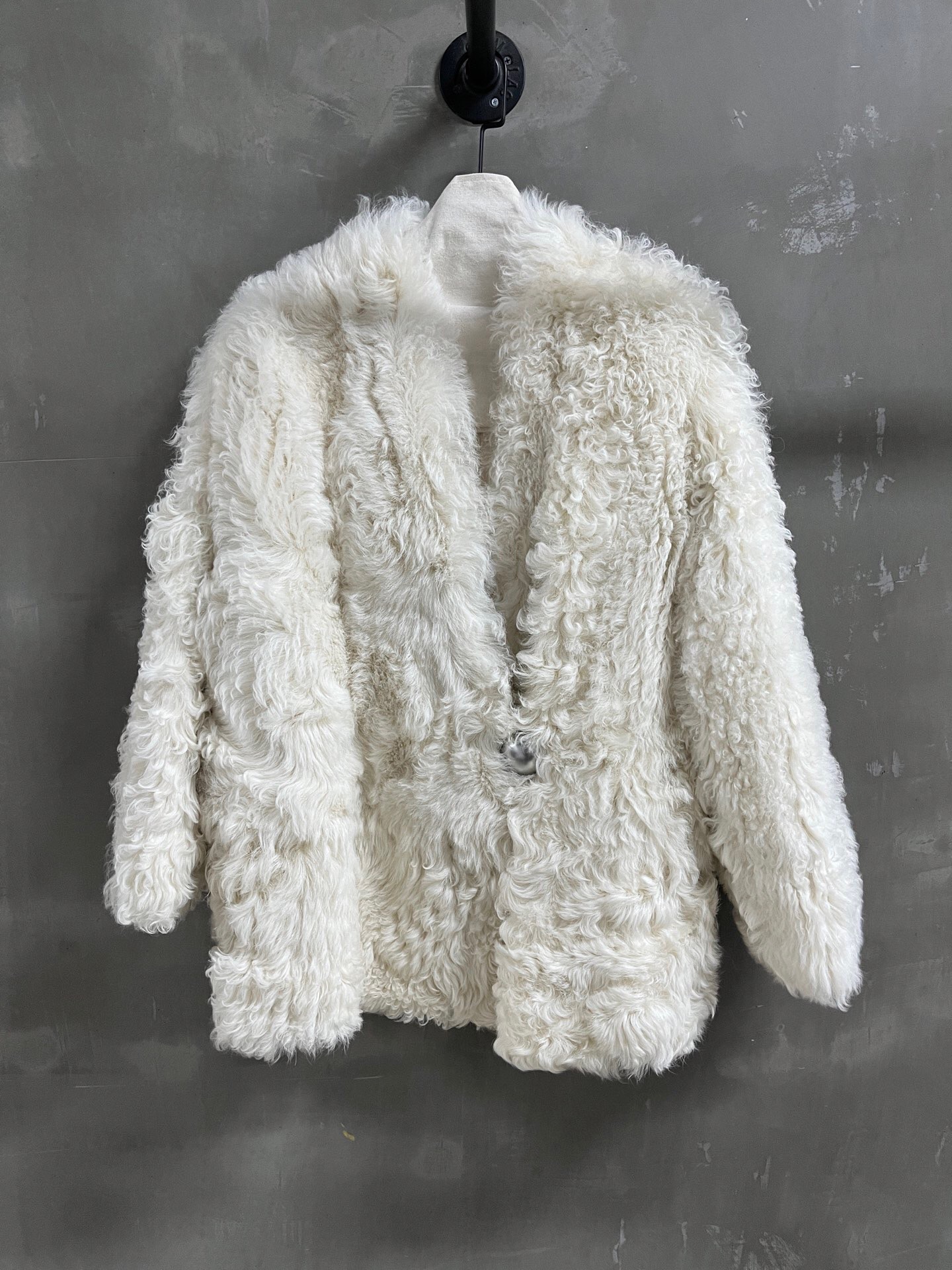 NO:885123,Special offer and benefits are here. Miu sheepskin all-in-one unique sample garment M1, size M, bust 124, length 71, shoulder width 58, sleeve length 48, special offer, no return, no exchange, no free shipping, miumiu, sheepskin,19860909特价福利来了Miu 羊皮毛一体 孤品样衣M1 尺寸M码胸围124 衣长71 肩宽58 袖长48,特价 不退不换不包邮,miumiu,sheepskin,,Women's clothing
