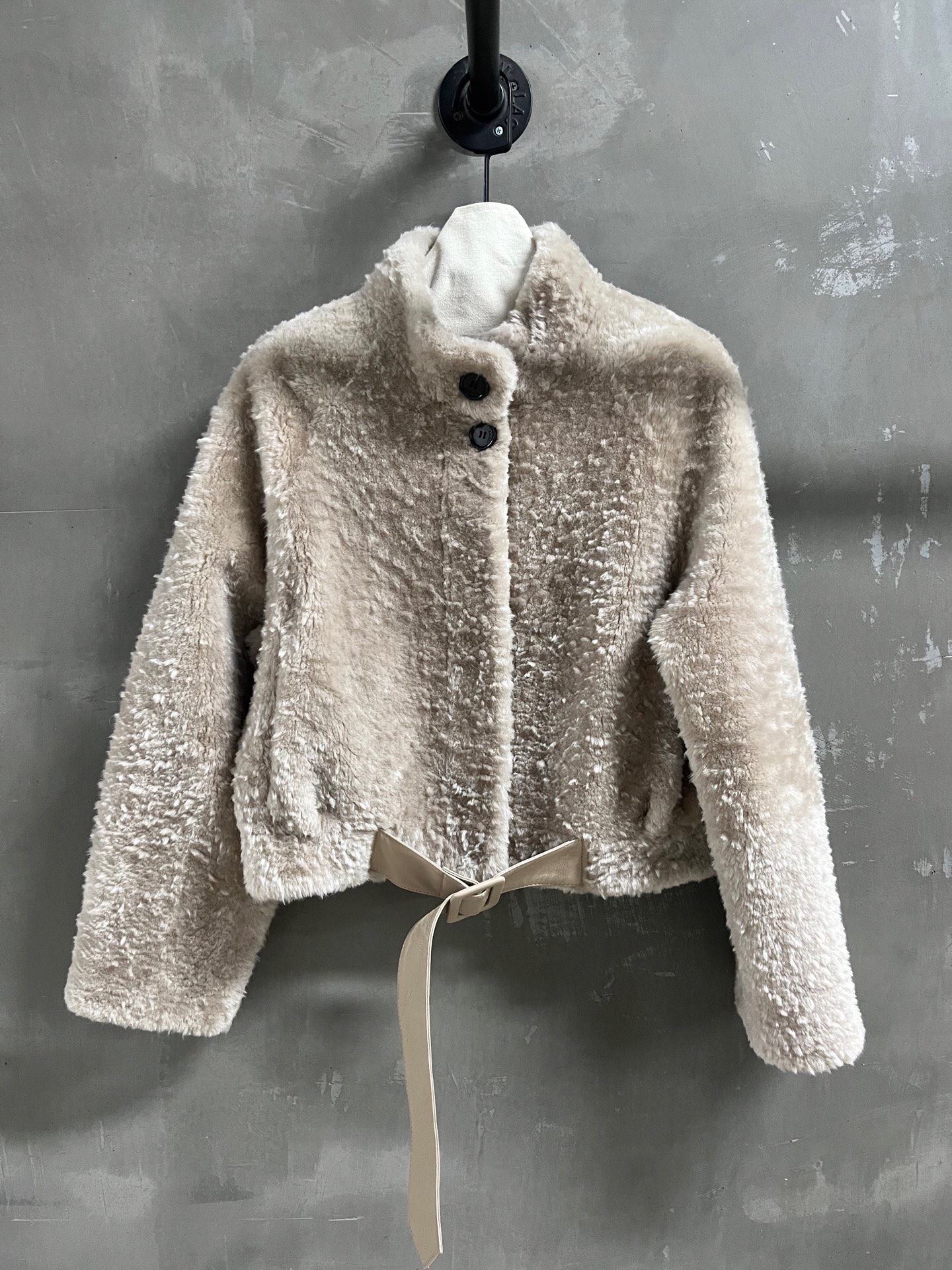 NO:885031,Special offer is here for Loewe sheepskin all-in-one, unique sample garment M1, size M, bust 112, length 49, shoulder and sleeve length 68, special offer, no return, no exchange, no free shipping, loewe, sheepskin,19860909特价福利来了罗意威羊皮毛一体 孤品样衣M1 尺寸M码胸围112 衣长49 肩袖长68,特价 不退不换不包邮,loewe,sheepskin,,Women's clothing