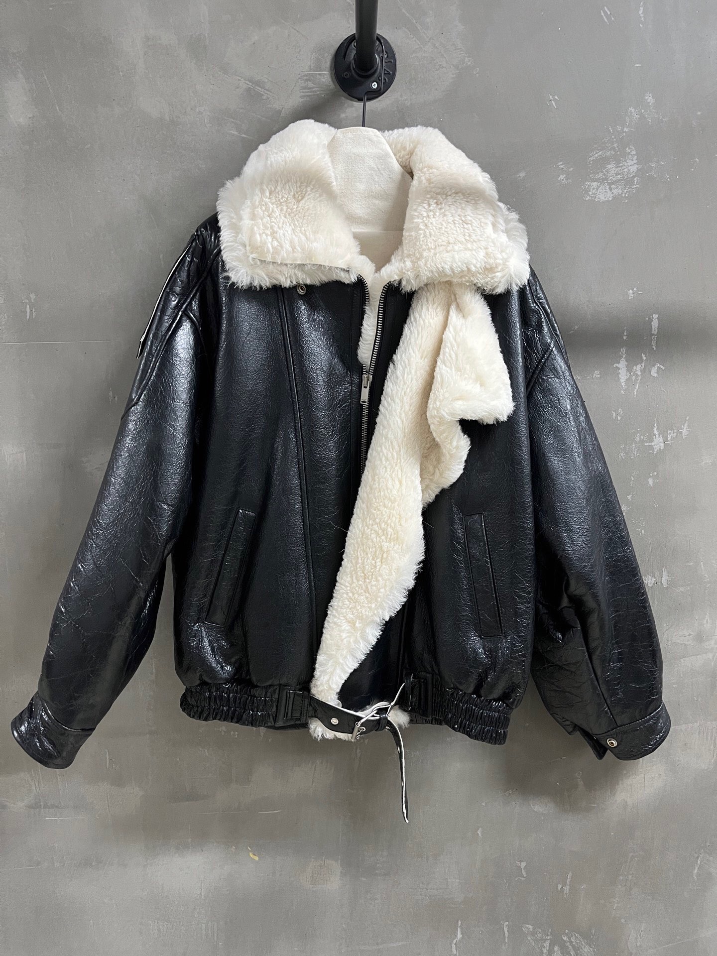 NO:885040,Special offer is here for Saint Laurent. Sheepskin one-piece, one-of-a-kind sample dress M1. Size M. Bust 134. Length 71. Shoulder and sleeve length 76. Special offer. No refunds, no exchanges, no free shipping. saint laurent, sheepskin,19860909特价福利来了圣罗兰 羊皮毛一体 孤品样衣M1 尺寸M码胸围134 衣长71 肩袖长76,特价 不退不换不包邮,saint laurent,sheepskin,,Women's clothing