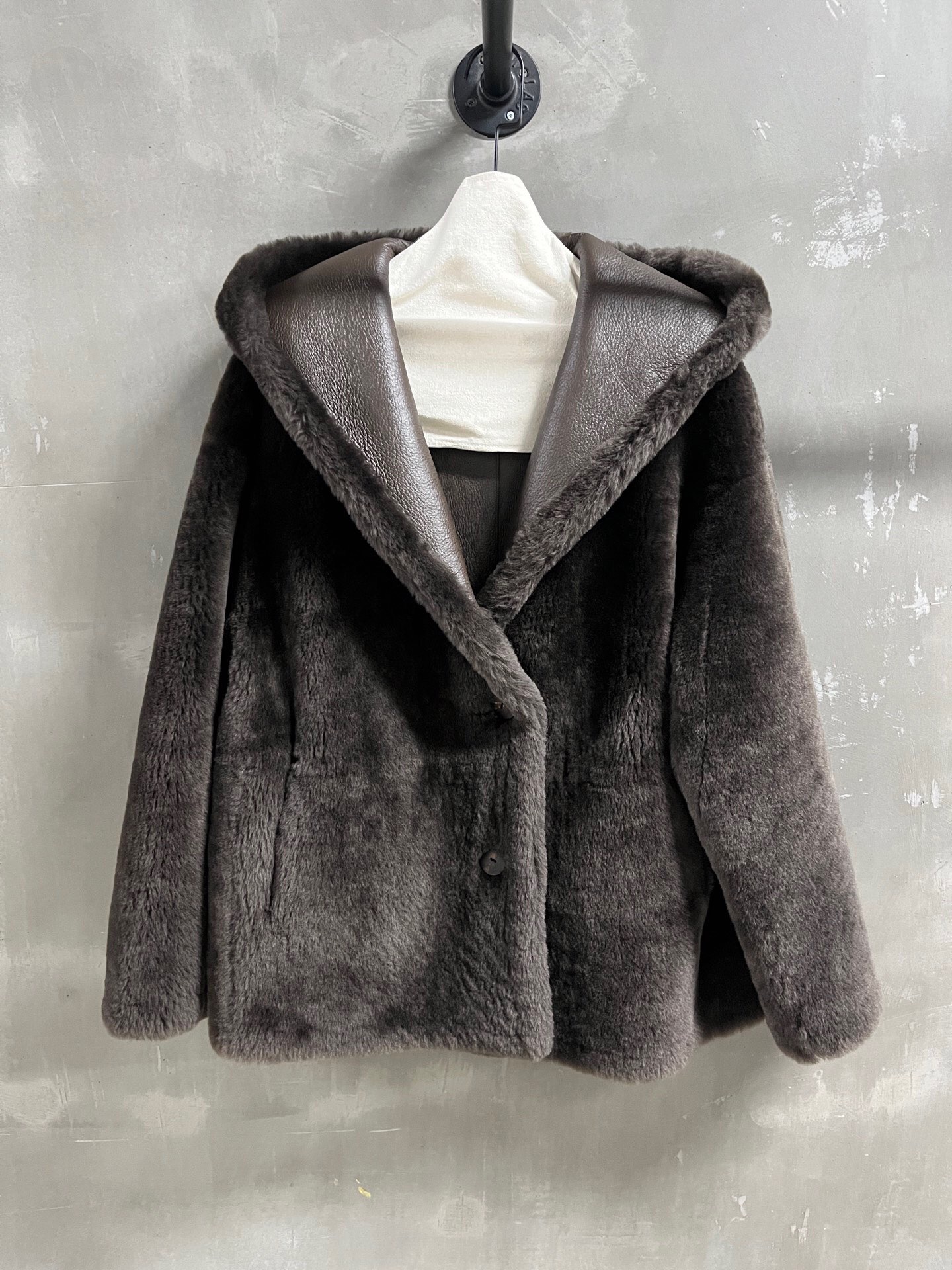 NO:885046,Special offer and benefits are here. Maxmara sheepskin all-in-one unique sample dress M1, size M, bust 124, length 67, shoulder width 60, sleeve length 51, special price, no return, no exchange, no free shipping, sheepskin,19860909特价福利来了Maxmara 羊皮毛一体 孤品样衣M1 尺寸M码胸围124 衣长67 肩宽60 袖长51,特价 不退不换不包邮,sheepskin,,Women's clothing