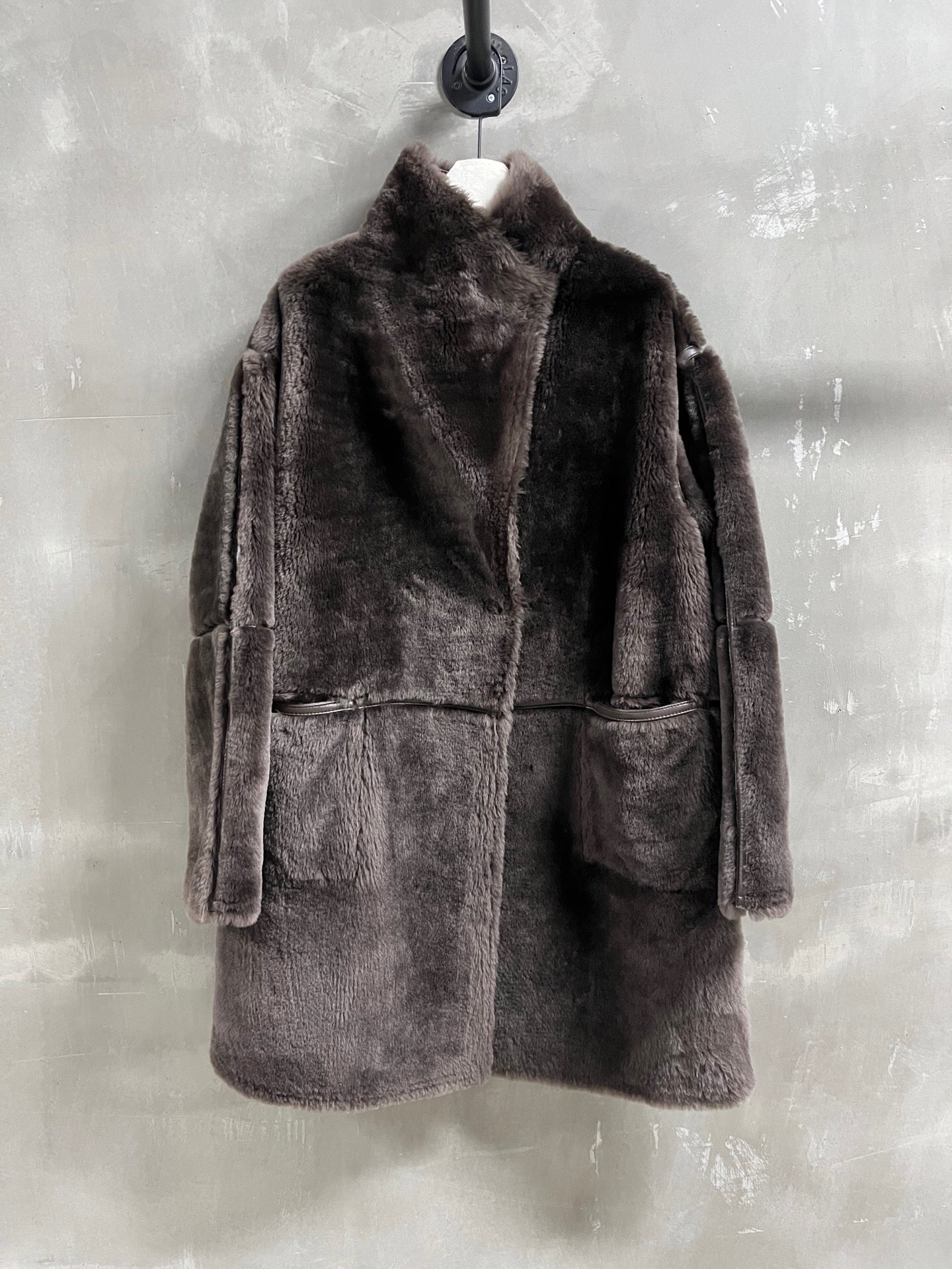 NO:885057,Special offer is here, Maxmara reversible sheepskin one piece, unique sample garment M1, size M, bust 120, length 89, shoulder width 53, sleeve length 58, special offer, no refunds, no exchanges, no free shipping, sheepskin,19860909特价福利来了Maxmara 两面穿羊皮毛一体 孤品样衣M1 尺寸M码胸围120 衣长89 肩宽53 袖长58,特价 不退不换不包邮,sheepskin,,Women's clothing