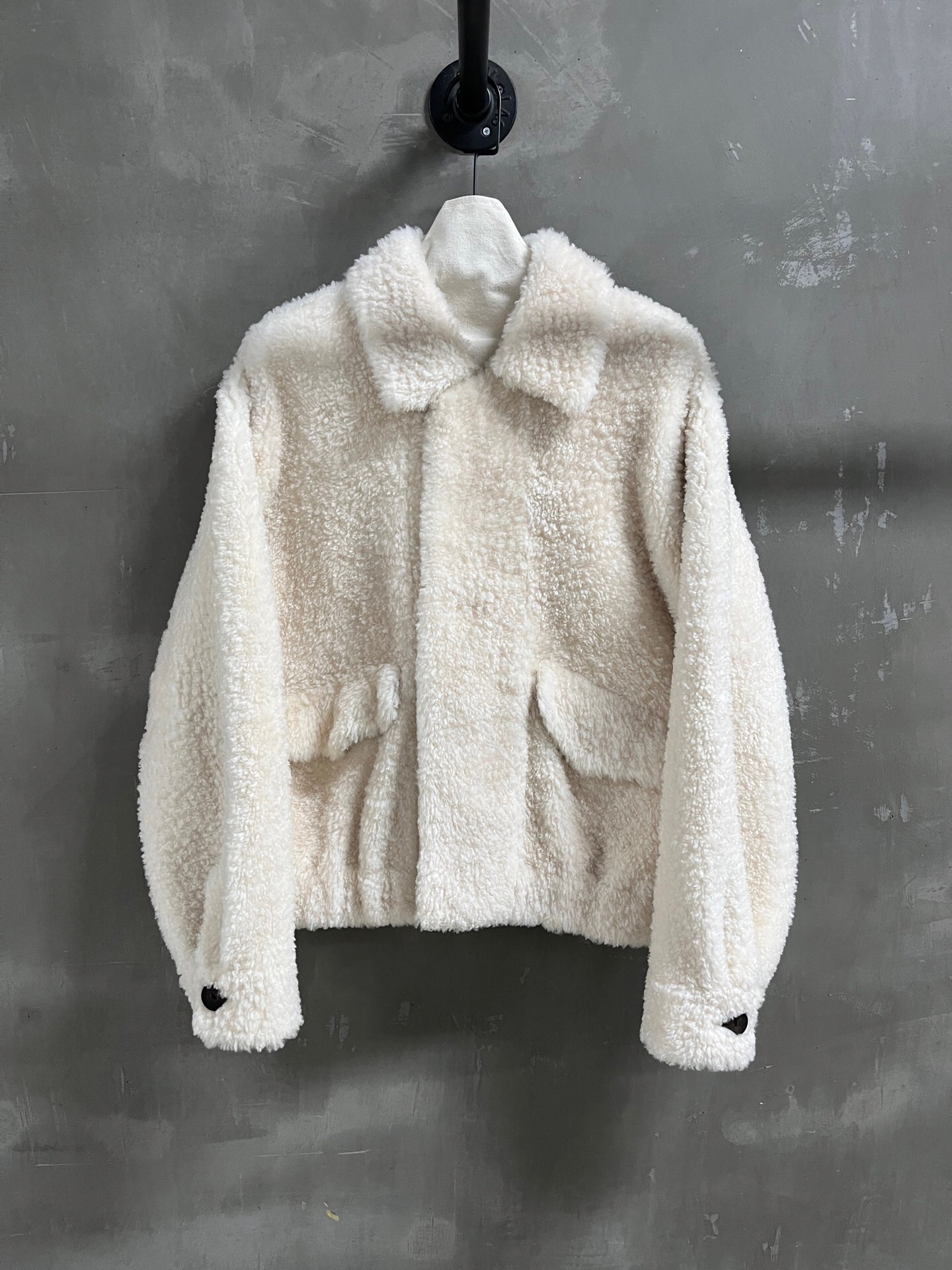 NO:885067,Special offer is here, lemaire sheepskin all-in-one, unique sample dress M1, size M, bust 118, length 57, shoulder width 53, sleeve length 56, special offer, no return, no exchange, no free shipping, sheepskin,19860909特价福利来了lemaire 羊皮毛一体 孤品样衣M1 尺寸M码胸围118 衣长57 肩宽53 袖长56,特价 不退不换不包邮,sheepskin,,Women's clothing