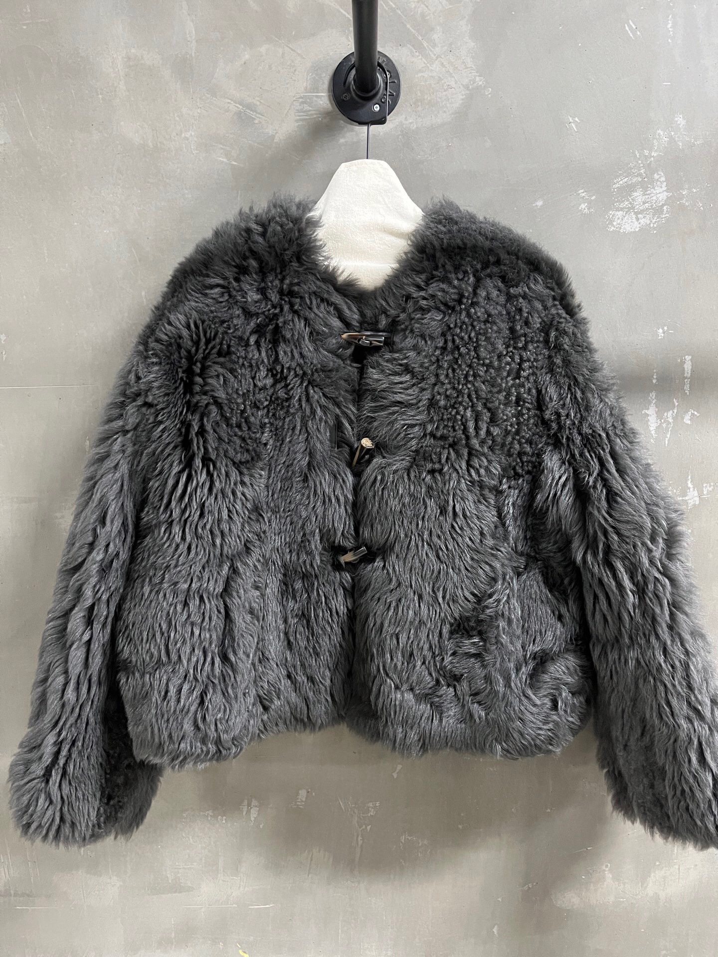 NO:885079,Special offer is here, lemaire sheepskin all-in-one, unique sample garment M1, size M, bust 124, length 58, shoulder width 53, sleeve length 55, special offer, no return, no exchange, no free shipping, sheepskin,19860909特价福利来了lemaire 羊皮毛一体 孤品样衣M1 尺寸M码胸围124 衣长58 肩宽53 袖长55,特价 不退不换不包邮,sheepskin,,Women's clothing