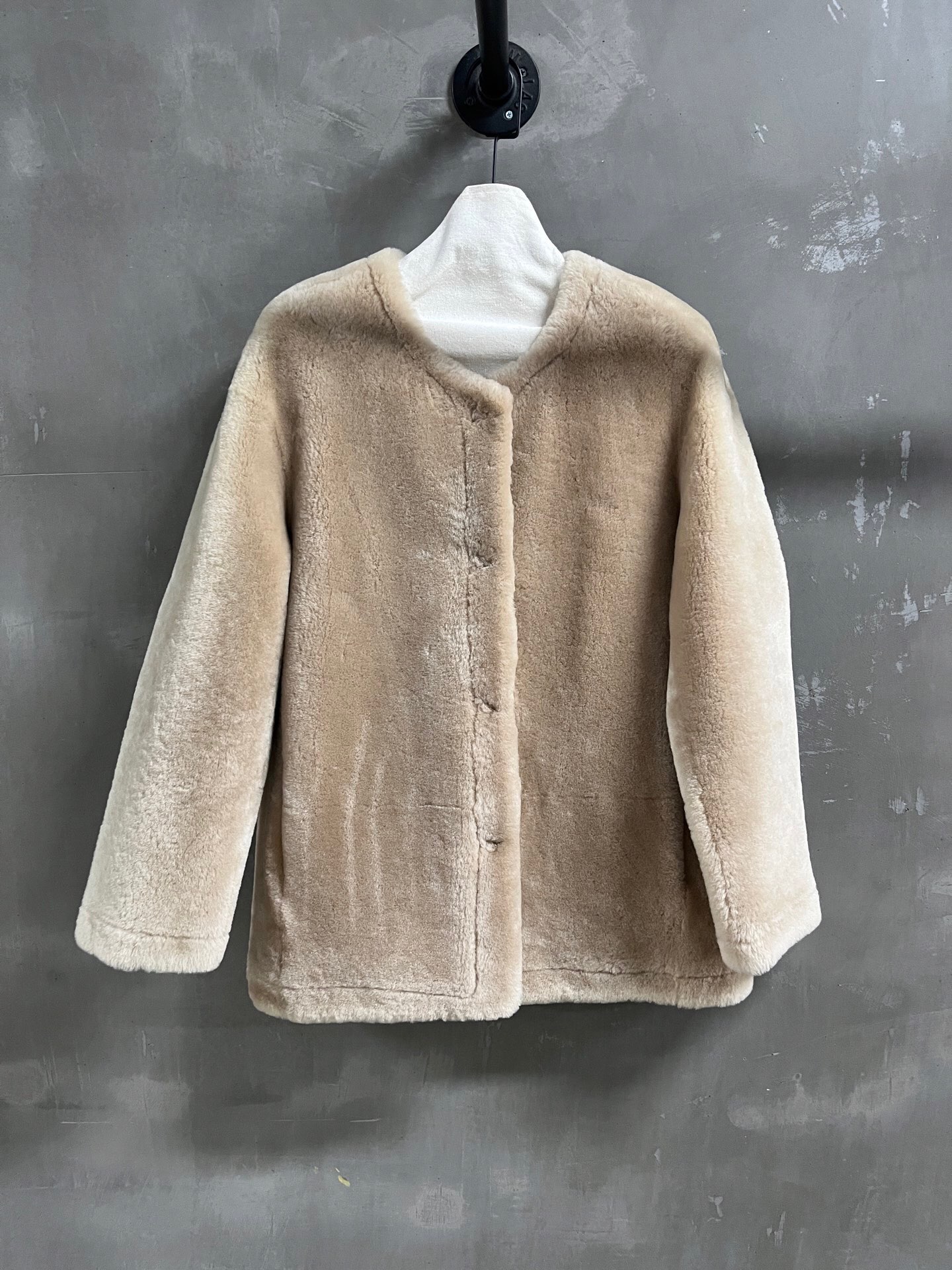 NO:885088,Special offer is here. Toteme sheepskin all-in-one unique sample garment M1. Size M. Bust 114. Length 67. Shoulder width 51. Sleeve length 52. Special offer. No refunds, no exchanges, no free shipping. Sheepskin,19860909特价福利来了Toteme 羊皮毛一体 孤品样衣M1 尺寸M码胸围114 衣长67 肩宽51 袖长52,特价 不退不换不包邮,sheepskin,,Women's clothing