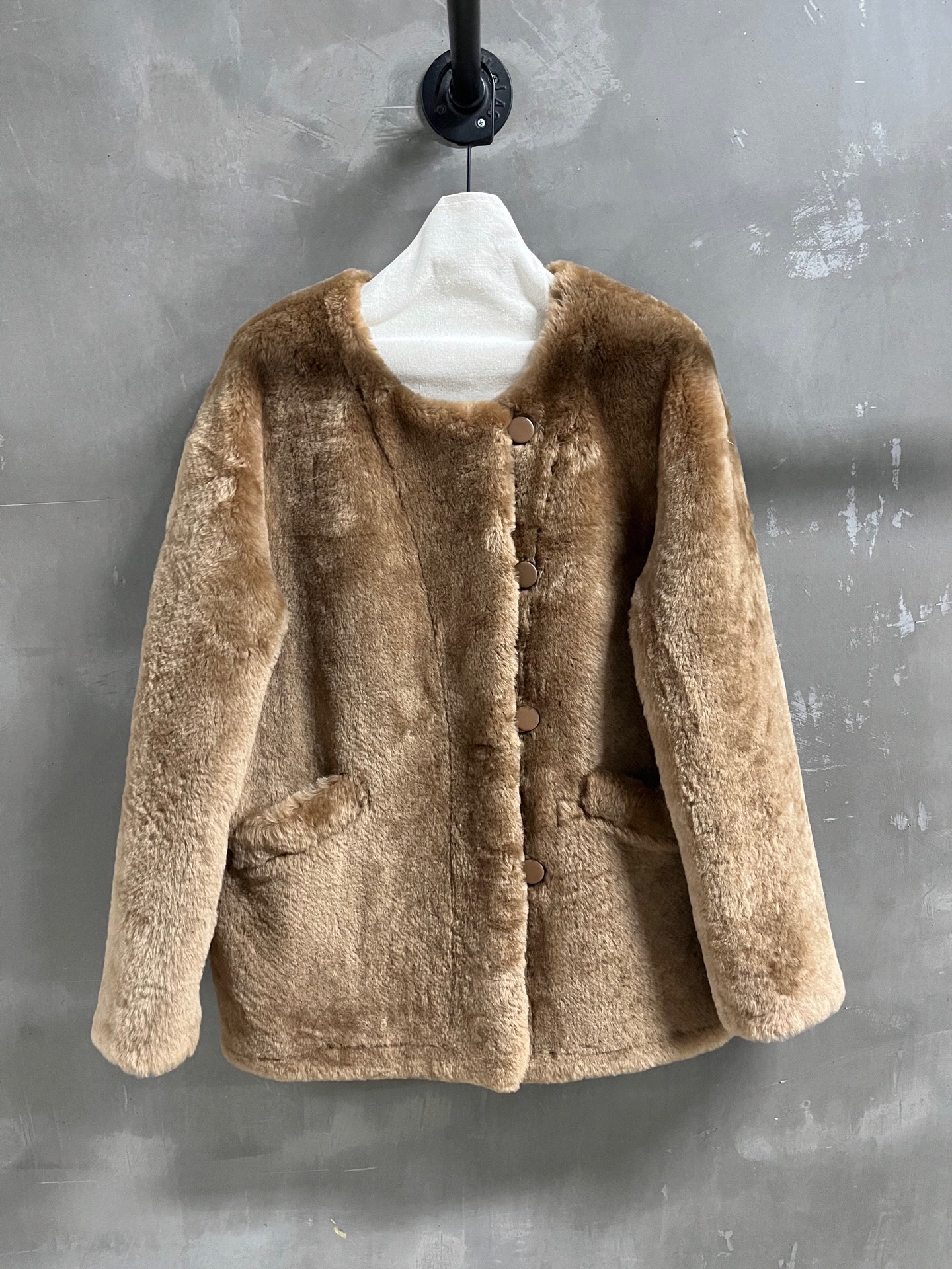 NO:885099,Special offer is here. Toteme Sheepskin all-in-one unique sample garment M1. Size M. Bust 110. Length 69. Shoulder width 55. Sleeve length 53. Special offer. No return, no exchange, no free shipping. Sheepskin,19860909特价福利来了Toteme 羊皮毛一体 孤品样衣M1 尺寸M码胸围110 衣长69 肩宽55 袖长53,特价 不退不换不包邮,sheepskin,,Women's clothing