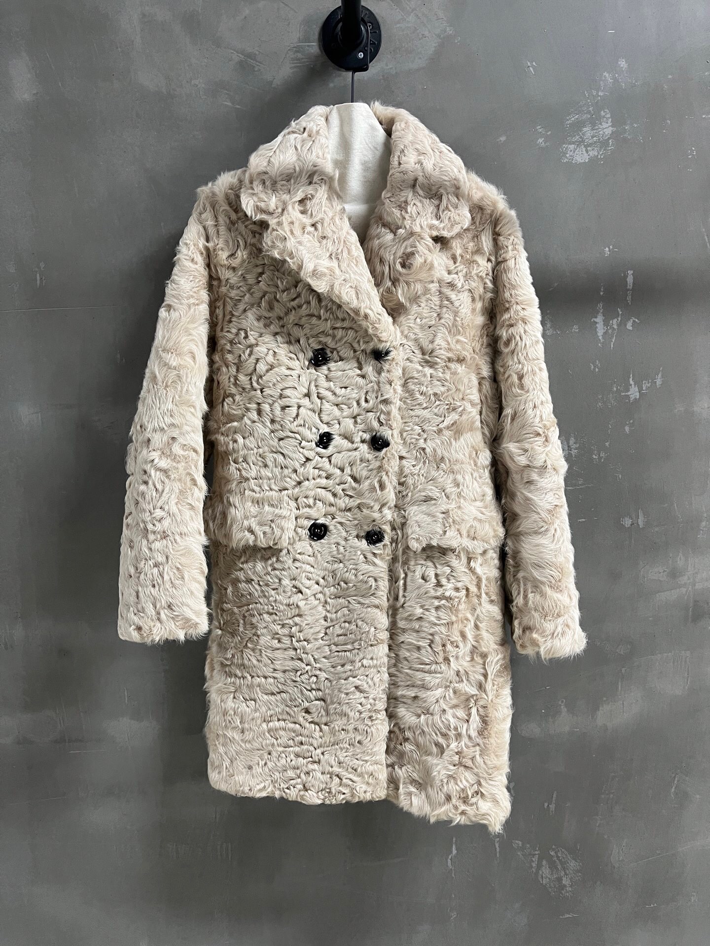 NO:885041,Special offer and benefits are here. Prada sheepskin all-in-one unique sample dress M1, size M, bust 104, length 87, shoulder width 42, sleeve length 60, special offer, no return, no exchange, no free shipping, prada, sheepskin,19860909特价福利来了Prada 羊皮毛一体 孤品样衣M1 尺寸M码胸围104 衣长87肩宽42 袖长60,特价 不退不换不包邮,prada,sheepskin,,Women's clothing