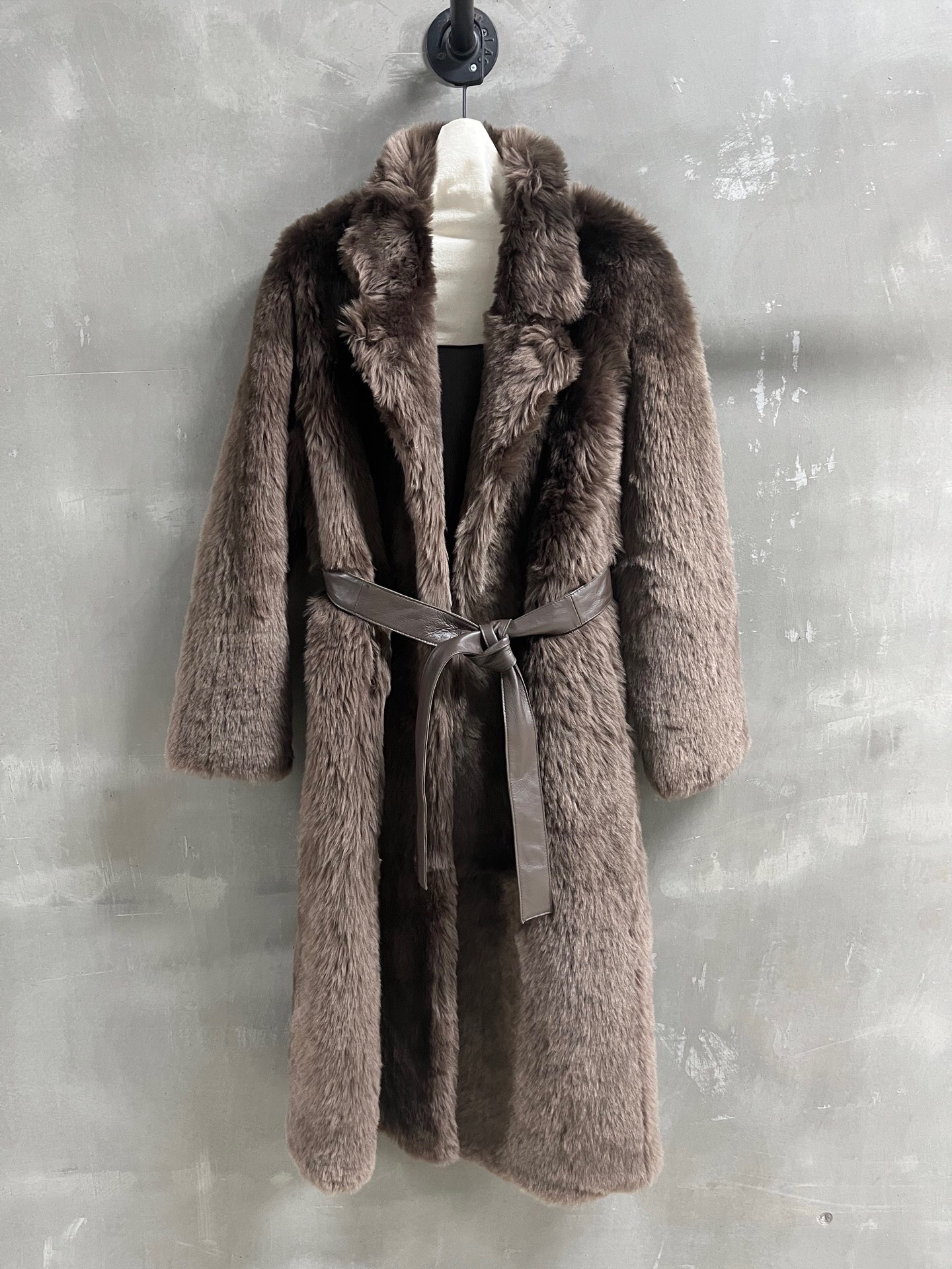 NO:885048,Special offer is here, Maxmara sheepskin all-in-one unique sample garment M1, size M, bust 114, length 113, shoulder width 51, shoulder and sleeve length 70, special price, no refunds, no exchanges, no free shipping, sheepskin,19860909特价福利来了Maxmara 羊皮毛一体 孤品样衣M1 尺寸M码胸围114 衣长113 肩宽51 肩袖长70,特价 不退不换不包邮,sheepskin,,Women's clothing