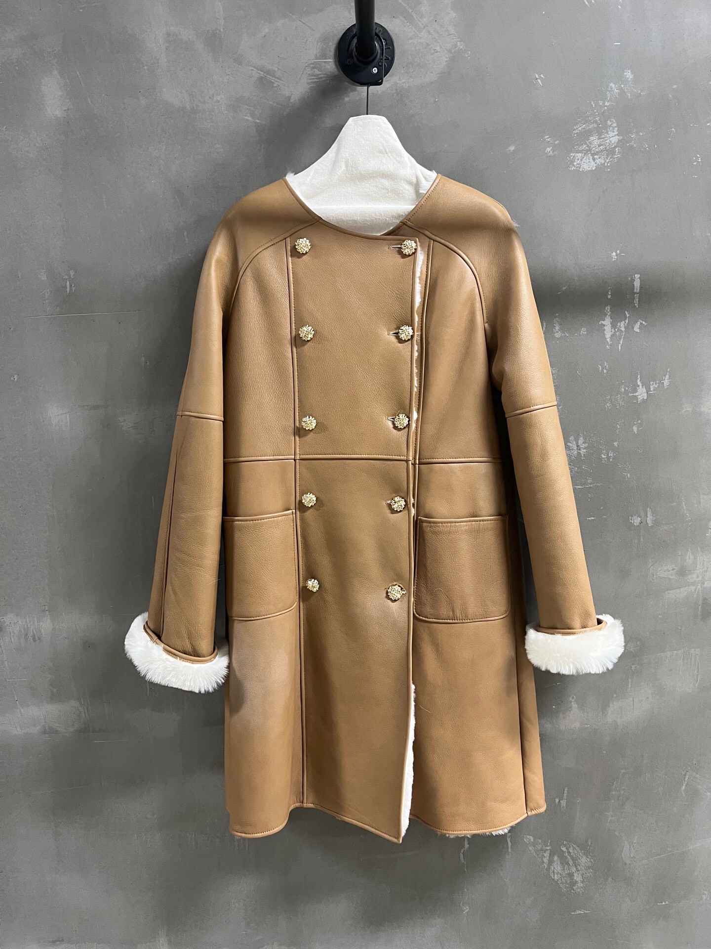 NO:885078,Special offer is here. Chanel sheepskin all-in-one unique sample dress M1, size M, bust 104, length 95, shoulder and sleeve length 79, special offer, no return, no exchange, no free shipping, chanel, sheepskin,19860909特价福利来了Chanel 羊皮毛一体 孤品样衣M1 尺寸M码胸围104 衣长95 肩袖长79,特价 不退不换不包邮,chanel,sheepskin,,Women's clothing