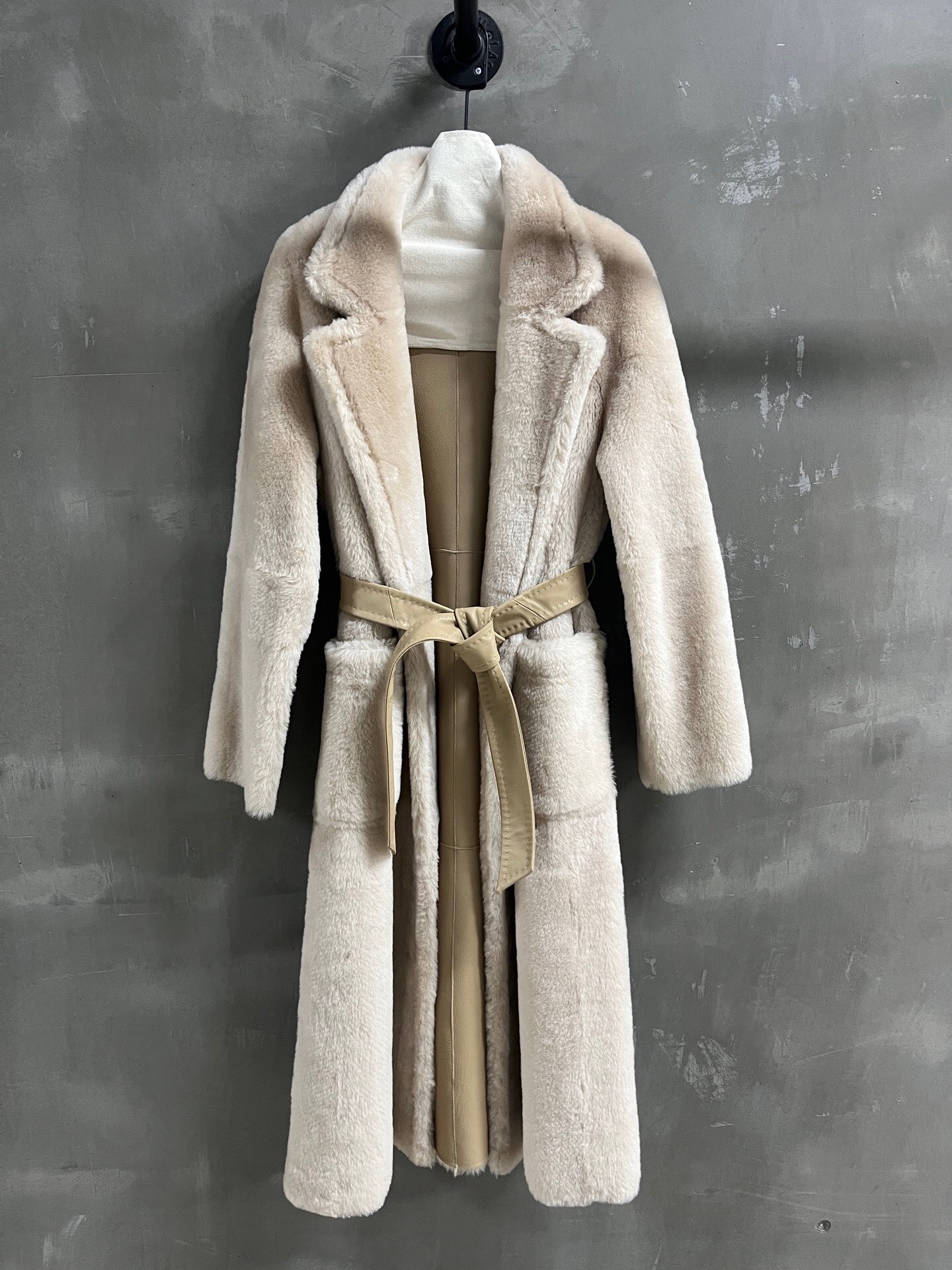 NO:885111,Special offer and benefits are here. Maxmara sheepskin all-in-one unique sample dress M1. Size M. Bust 114. Length 117. Shoulder and sleeve length 70. Special offer. No refunds, no exchanges, no free shipping. Sheepskin,19860909特价福利来了Maxmara 羊皮毛一体 孤品样衣M1 尺寸M码胸围114 衣长117肩袖长70,特价 不退不换不包邮,sheepskin,,Women's clothing
