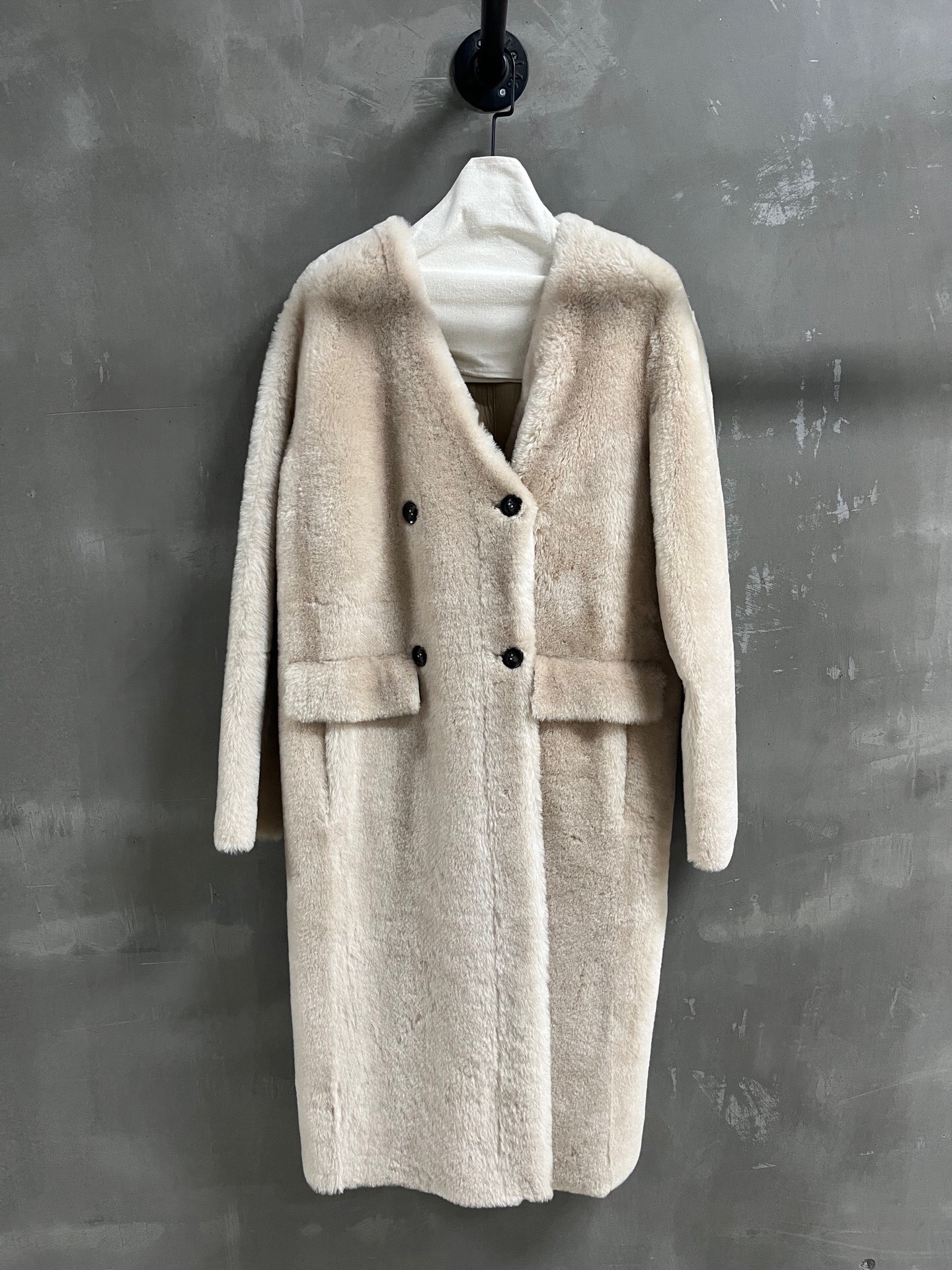 NO:885121,Special offer is here, Maxmara sheepskin all-in-one unique sample garment M1, size M, bust 108, length 110, shoulder width 45, sleeve length 62, special price, no return, no exchange, no free shipping, sheepskin,19860909特价福利来了Maxmara 羊皮毛一体 孤品样衣M1 尺寸M码胸围108 衣长110肩宽45 袖长62,特价 不退不换不包邮,sheepskin,,Women's clothing