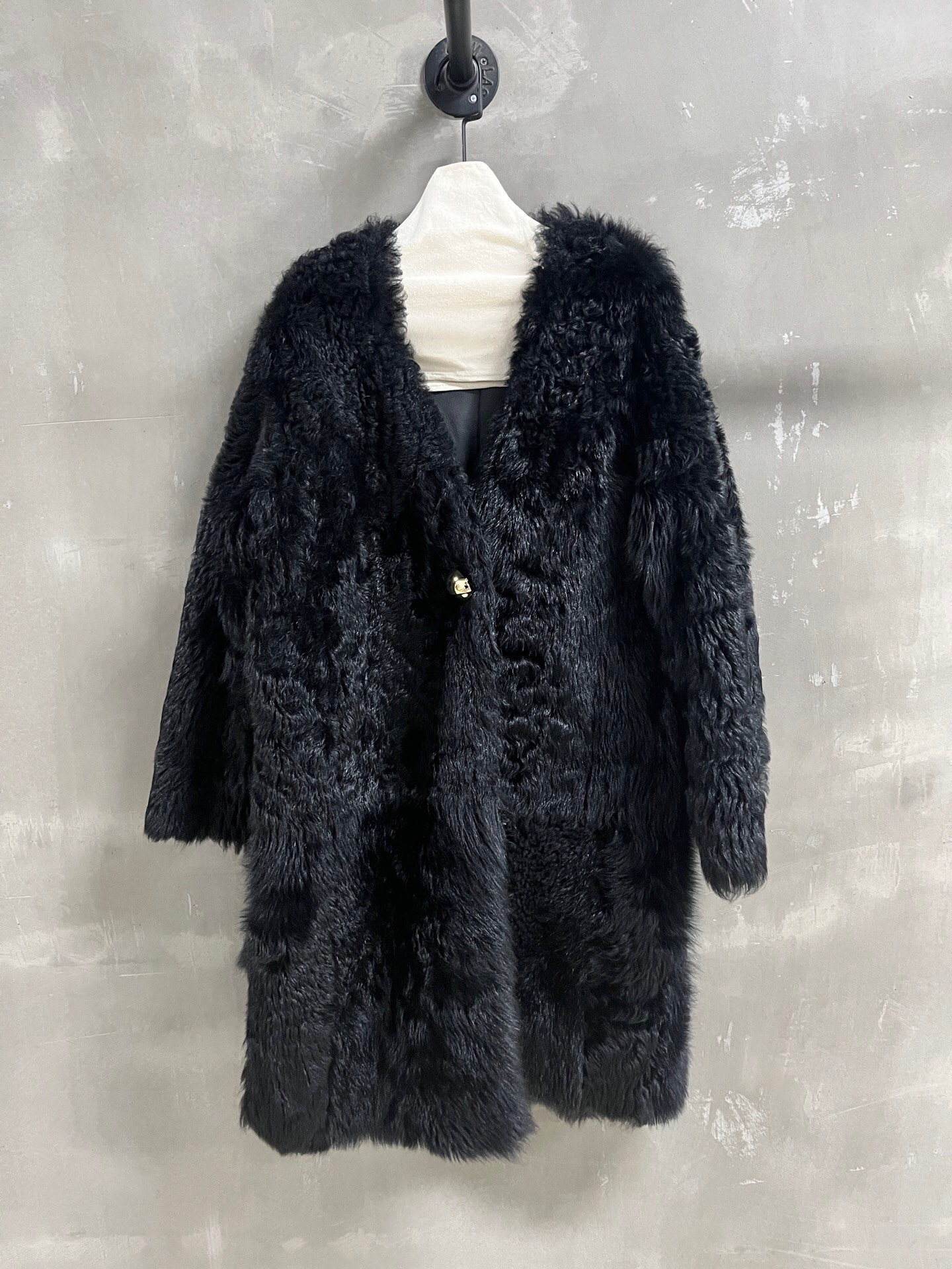 NO:885131,Special offer is here, Chanel sheepskin one-piece unique sample dress M1, size M, bust 112, length 100, shoulder width 49, sleeve length 62, special offer, no return, no exchange, no free shipping, chanel, sheepskin,19860909特价福利来了Chanel 羊皮毛一体 孤品样衣M1 尺寸M码胸围112 衣长100肩宽49袖长62,特价 不退不换不包邮,chanel,sheepskin,,Women's clothing