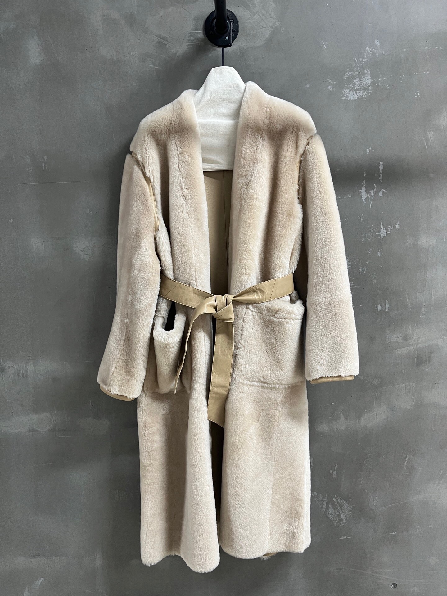 NO:885140,Special offer is here for Chanel Sheepskin all-in-one unique sample dress M1, size M, bust 114, length 120, shoulder width 49, sleeve length 57, special offer, no return, no exchange, no free shipping, chanel, sheepskin,19860909特价福利来了Chanel 羊皮毛一体 孤品样衣M1 尺寸M码胸围114 衣长120 肩宽49袖长57,特价 不退不换不包邮,chanel,sheepskin,,Women's clothing