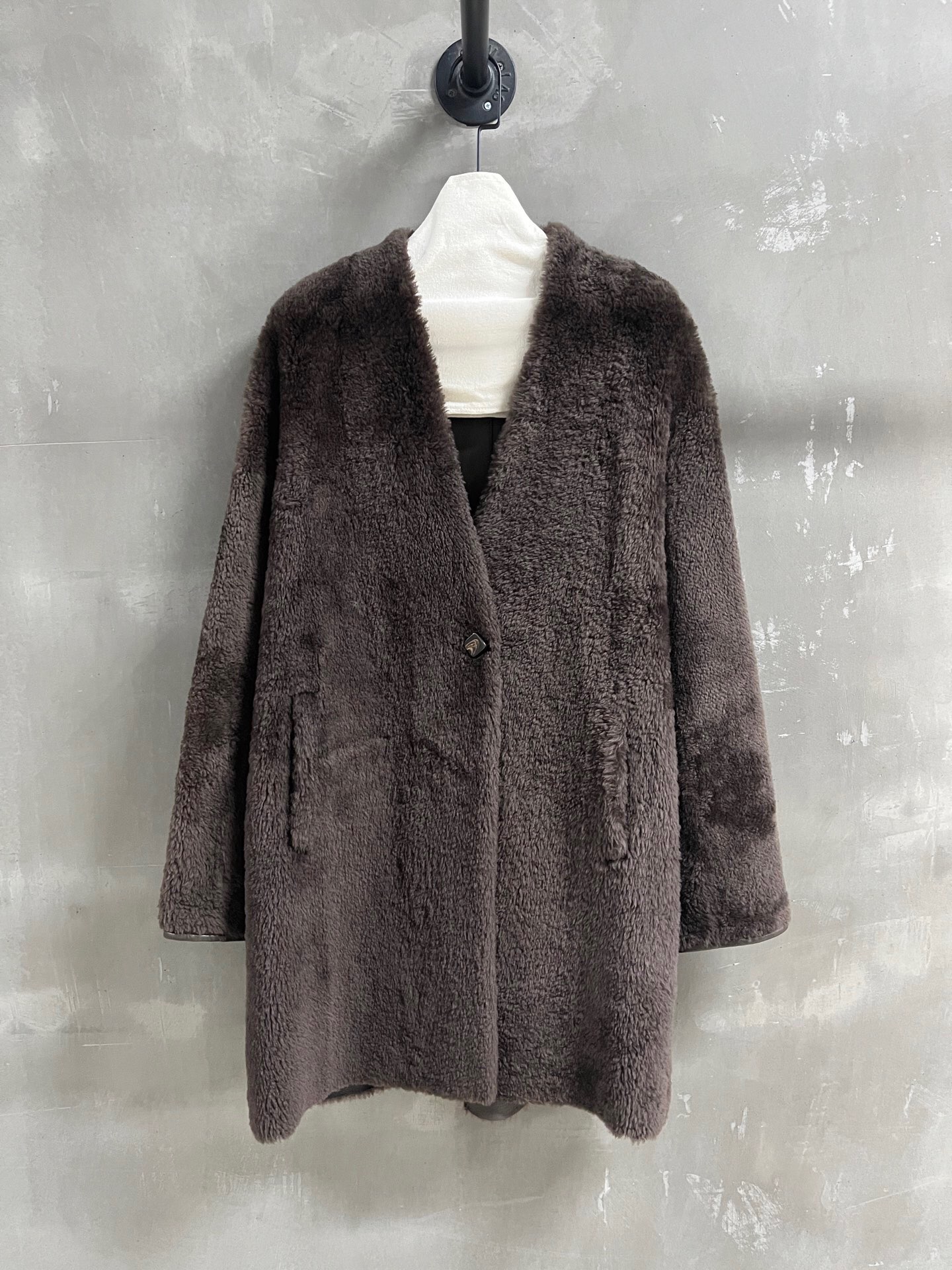 NO:885155,Special offer is here. Chanel sheepskin all-in-one unique sample dress M1, size M, bust 114, length 90, raglan sleeve length 73, special offer, no return, no exchange, no free shipping, chanel, sheepskin,19860909特价福利来了Chanel 羊皮毛一体 孤品样衣M1 尺寸M码胸围114 衣长90 连肩袖长73,特价 不退不换不包邮,chanel,sheepskin,,Women's clothing