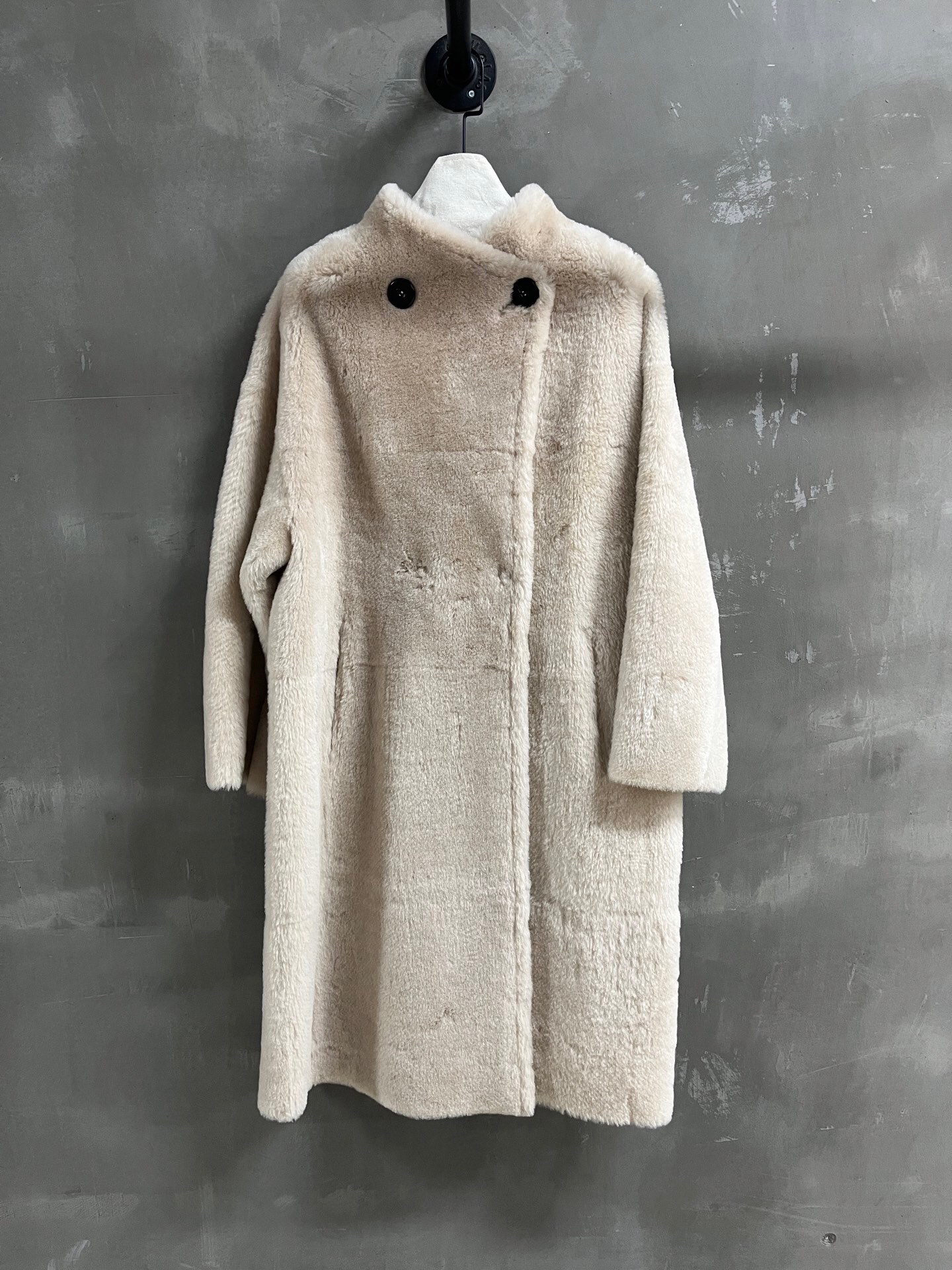 NO:885171,Special offer is here, Maxmara sheepskin one-piece unique sample garment M1, size M, bust 104, length 110, shoulder width 48, sleeve length 57, special offer, no refunds, no exchanges, no free shipping, sheepskin,19860909特价福利来了Maxmara 羊皮毛一体 孤品样衣M1 尺寸M胸围104衣长110肩宽48袖长57,特价 不退不换不包邮,sheepskin,,Women's clothing