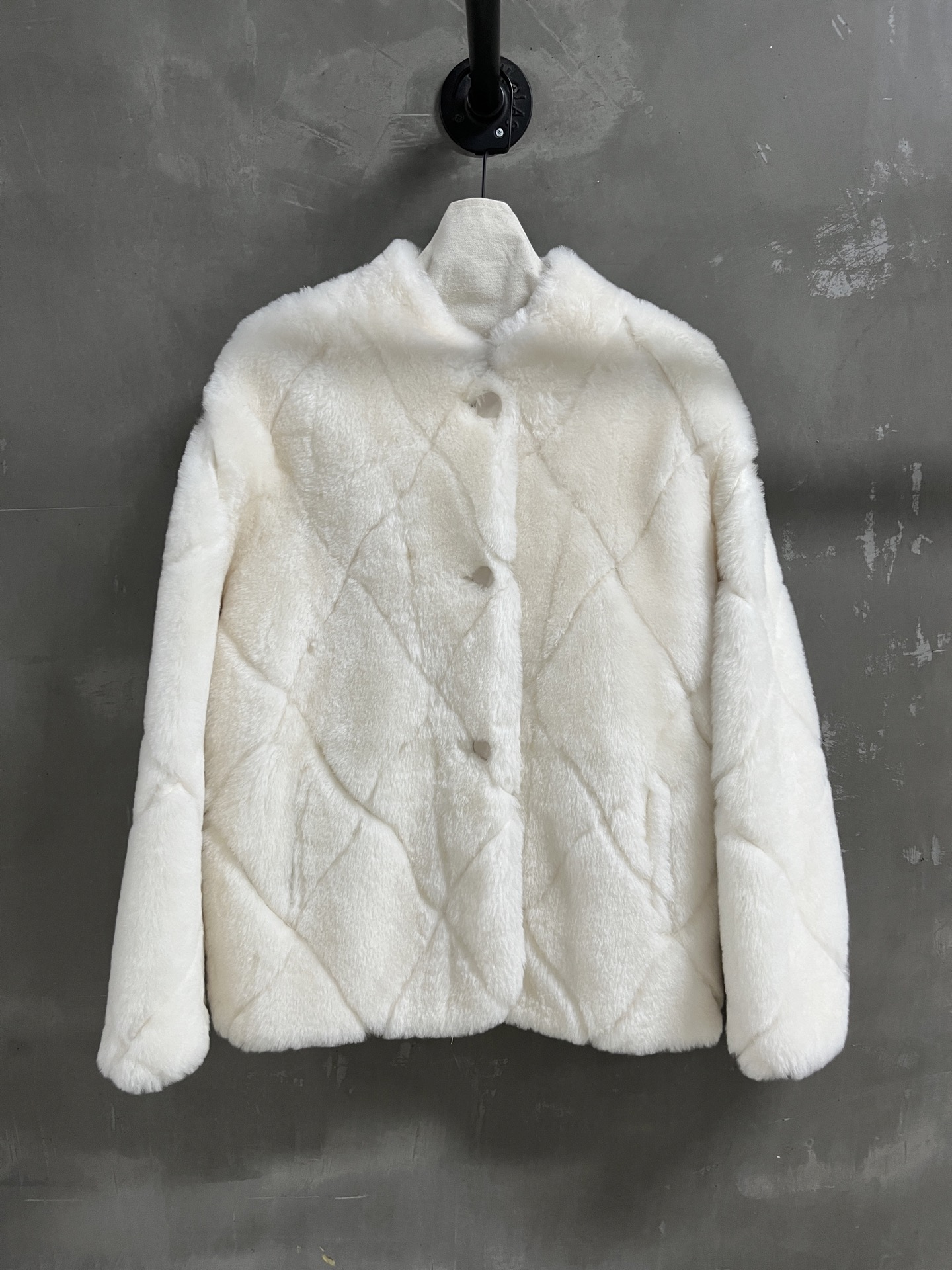 NO:886223,Special offer is here, Lp sheepskin one piece, unique sample dress M1, size M, bust 112, length 66, shoulder width 49, sleeve length 55, special offer, no return, no exchange, no free shipping, loro piana, sheepskin,19860909特价福利来了Lp 羊皮毛一体 孤品样衣M1 尺寸M码胸围112 衣长66 肩宽49 袖长55,特价 不退不换不包邮,loro piana,sheepskin,,Women's clothing