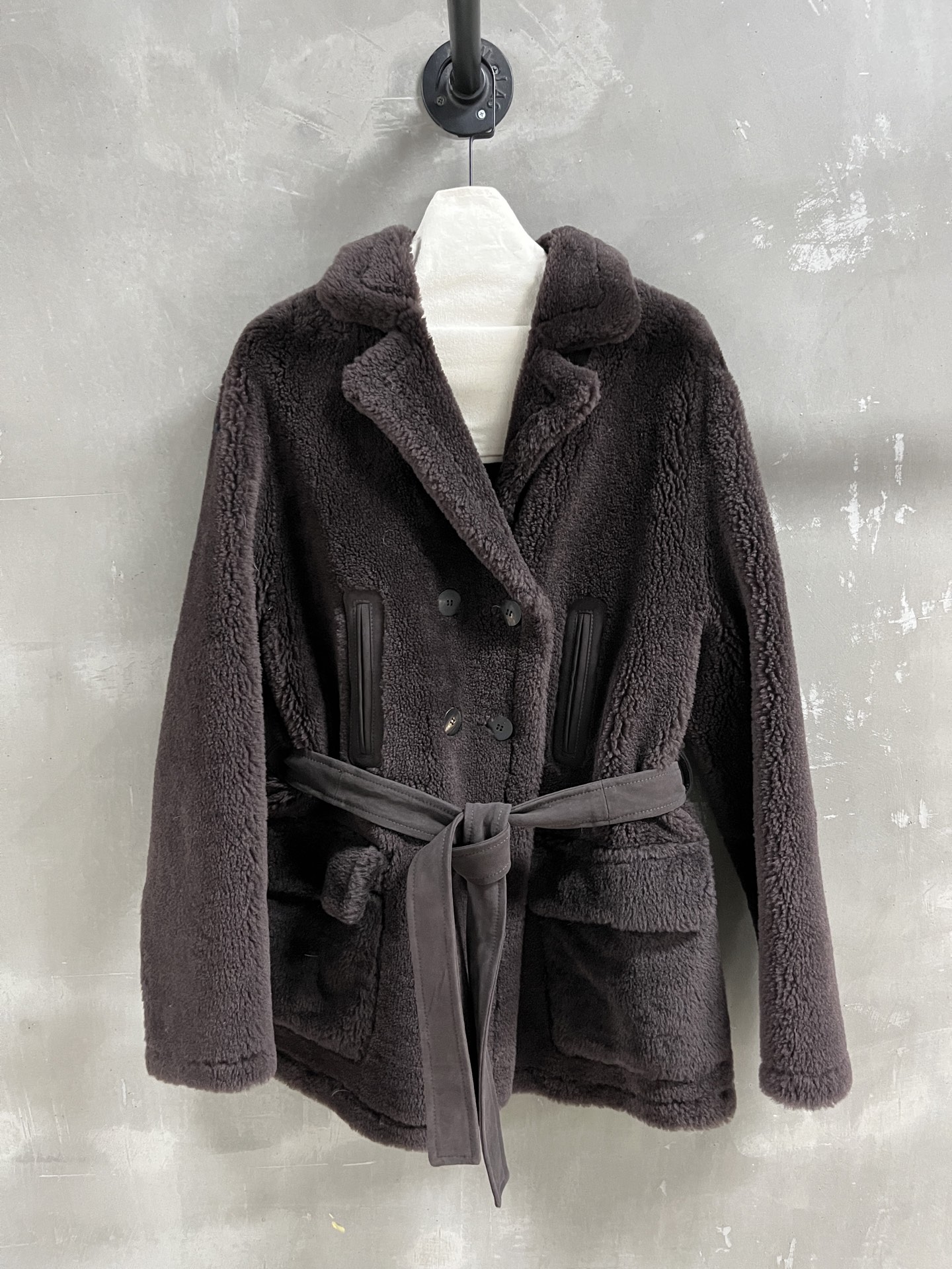 NO:886231,Special offer and benefits are here. Miu sheepskin all-in-one unique sample garment M1, size M, bust 116, length 73, shoulder width 50, sleeve length 62, special offer, no return, no exchange, no free shipping, miumiu, sheepskin,19860909特价福利来了Miu 羊皮毛一体 孤品样衣M1 尺寸M码胸围116 衣长73 肩宽50 袖长62,特价 不退不换不包邮,miumiu,sheepskin,,Women's clothing