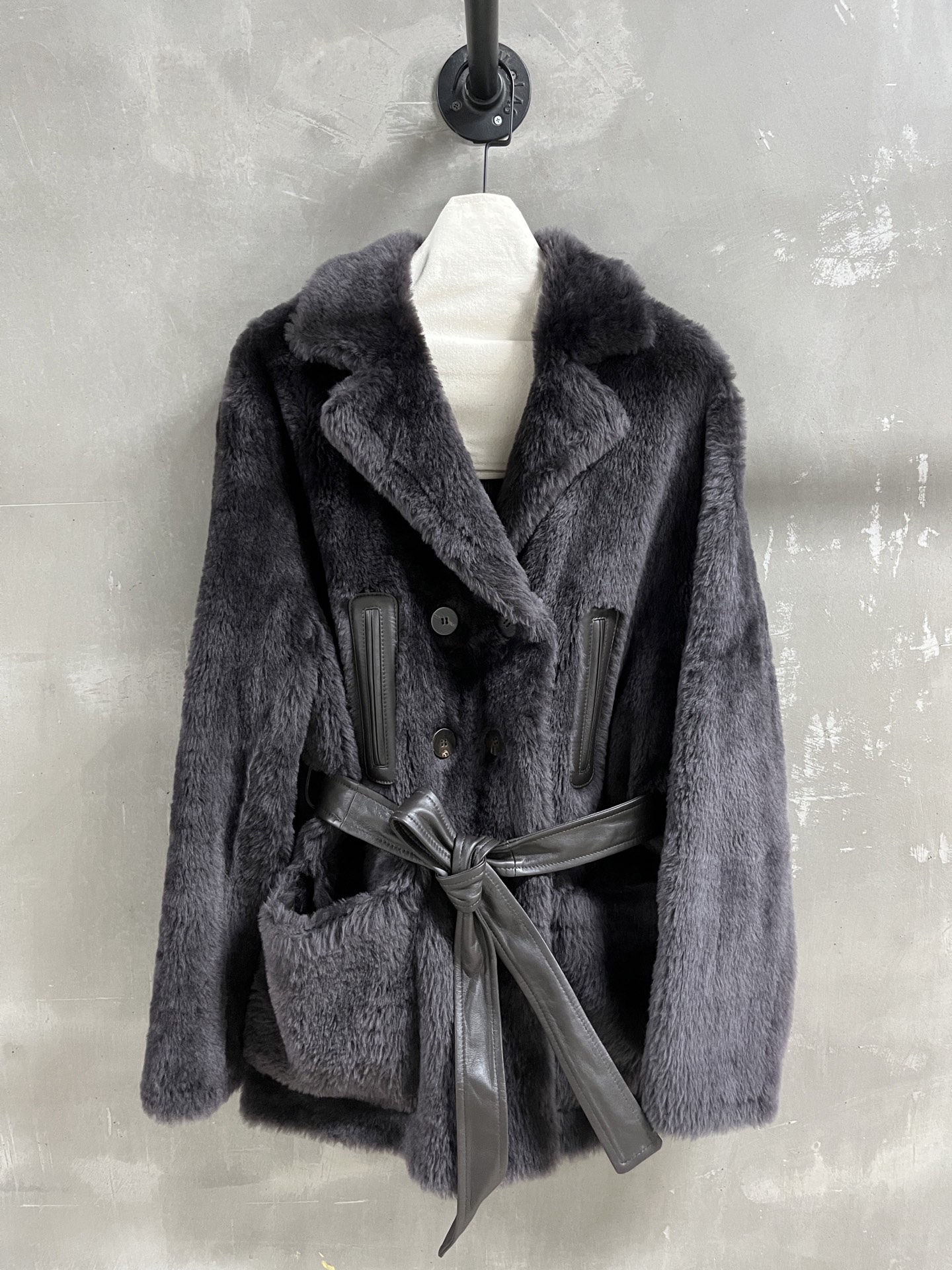 NO:886239,Special offer is here. Lp sheepskin all-in-one, unique sample dress M1, size M, bust 116, length 73, shoulder width 50, sleeve length 62, special offer, no return, no exchange, no free shipping, loro piana, sheepskin,19860909特价福利来了Lp 羊皮毛一体 孤品样衣M1 尺寸M码胸围116 衣长73 肩宽50 袖长62,特价 不退不换不包邮,loro piana,sheepskin,,Women's clothing