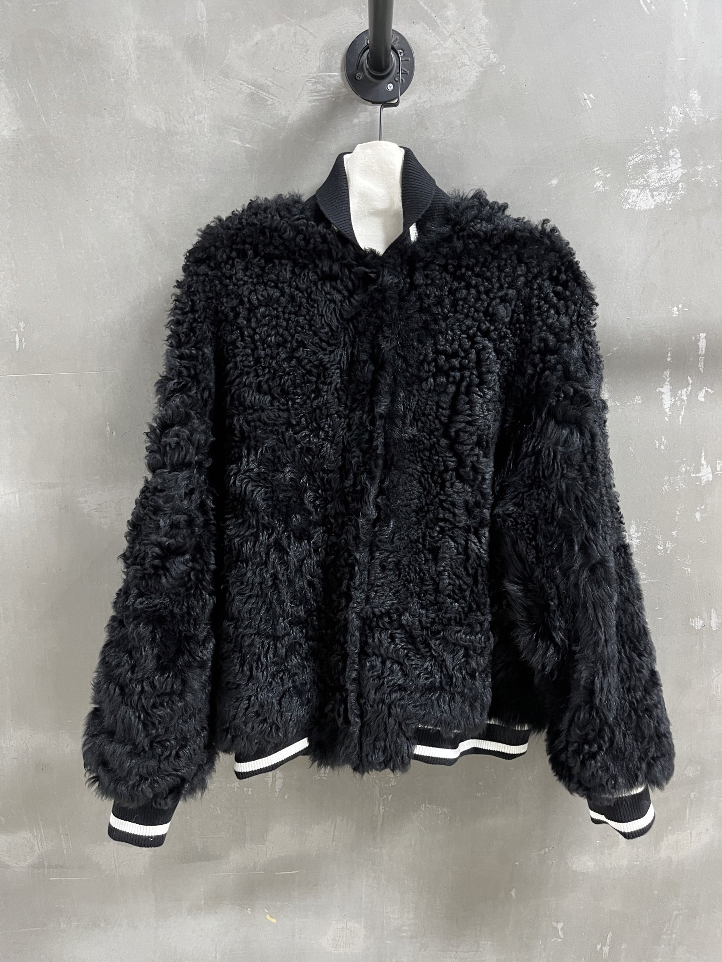 NO:886255,Special offer is here, Dior fur one piece, unique sample dress M1, size M, bust 124, length 66, shoulder width 60, sleeve length 54, special offer, no return, no exchange, no free shipping, dior,19860909特价福利来了Dior 皮毛一体 孤品样衣M1 尺寸M胸围124 衣长66 肩宽60 袖长54,特价 不退不换不包邮,dior,,Women's clothing