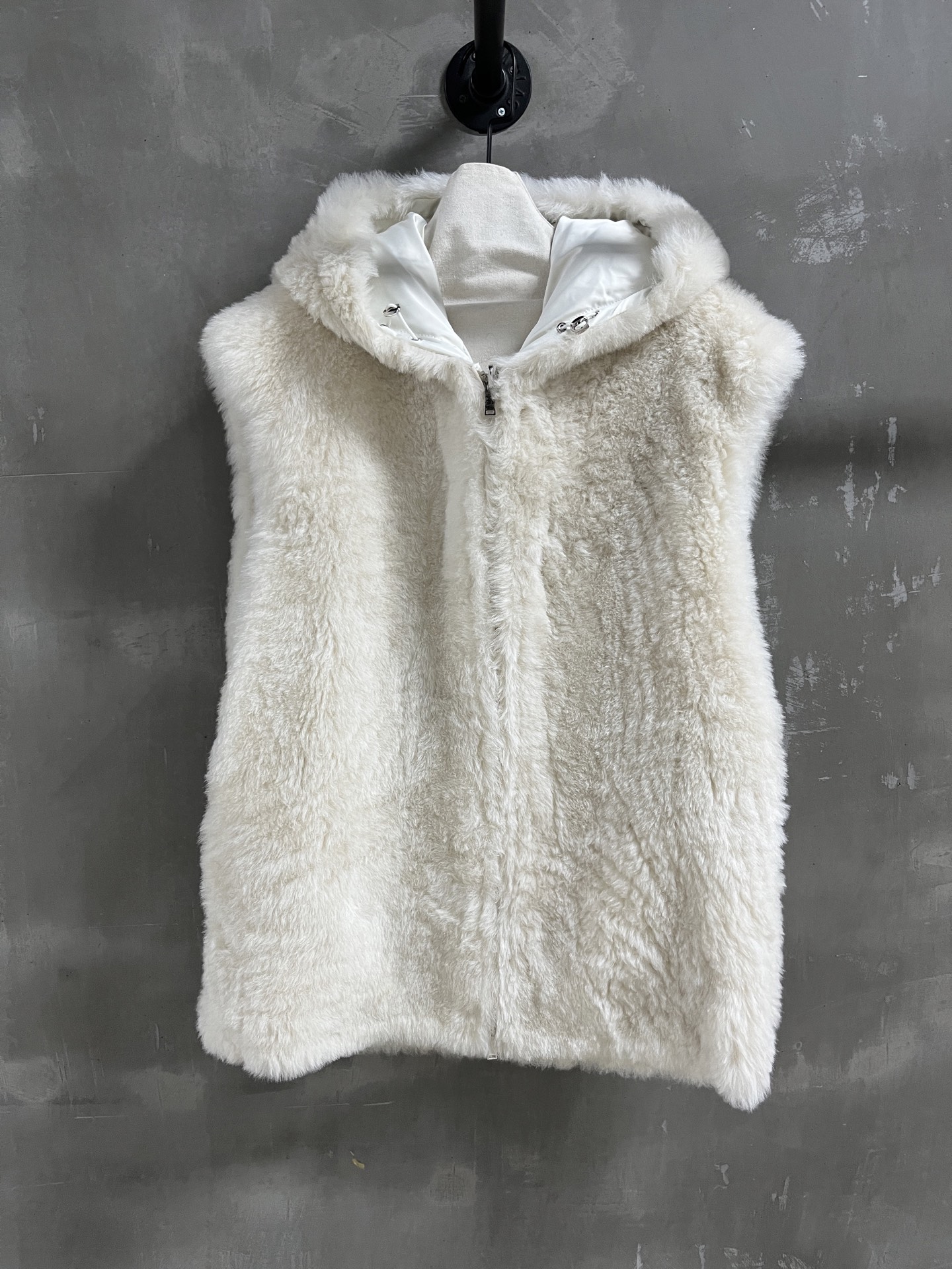 NO:886273,Special offer and benefits are here. Prada fur one piece unique sample dress M1, size M, bust 116, length 73, shoulder width 57, special offer, no return, no exchange, no free shipping, prada,19860909特价福利来了Prada 皮毛一体 孤品样衣M1 尺寸M胸围116 衣长73 肩宽57,特价 不退不换不包邮,prada,,Women's clothing