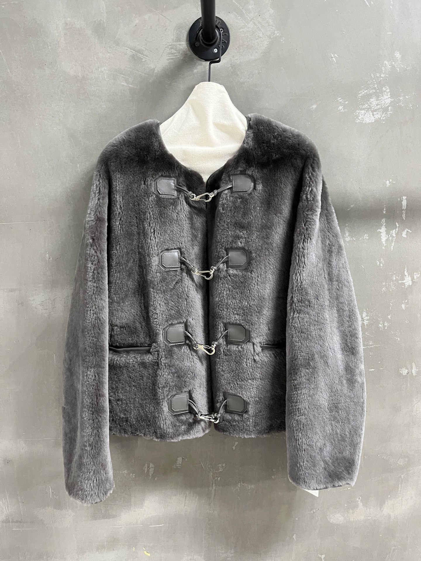 NO:886283,Special offer is here. Toteme fur-integrated, unique sample garment M1, size M, bust 122, length 61, shoulder width 59, sleeve length 52, special offer, no return, no exchange, no free shipping,19860909特价福利来了Toteme 皮毛一体 孤品样衣M1 尺寸M胸围122 衣长61 肩宽59 袖长52,特价 不退不换不包邮,,Women's clothing