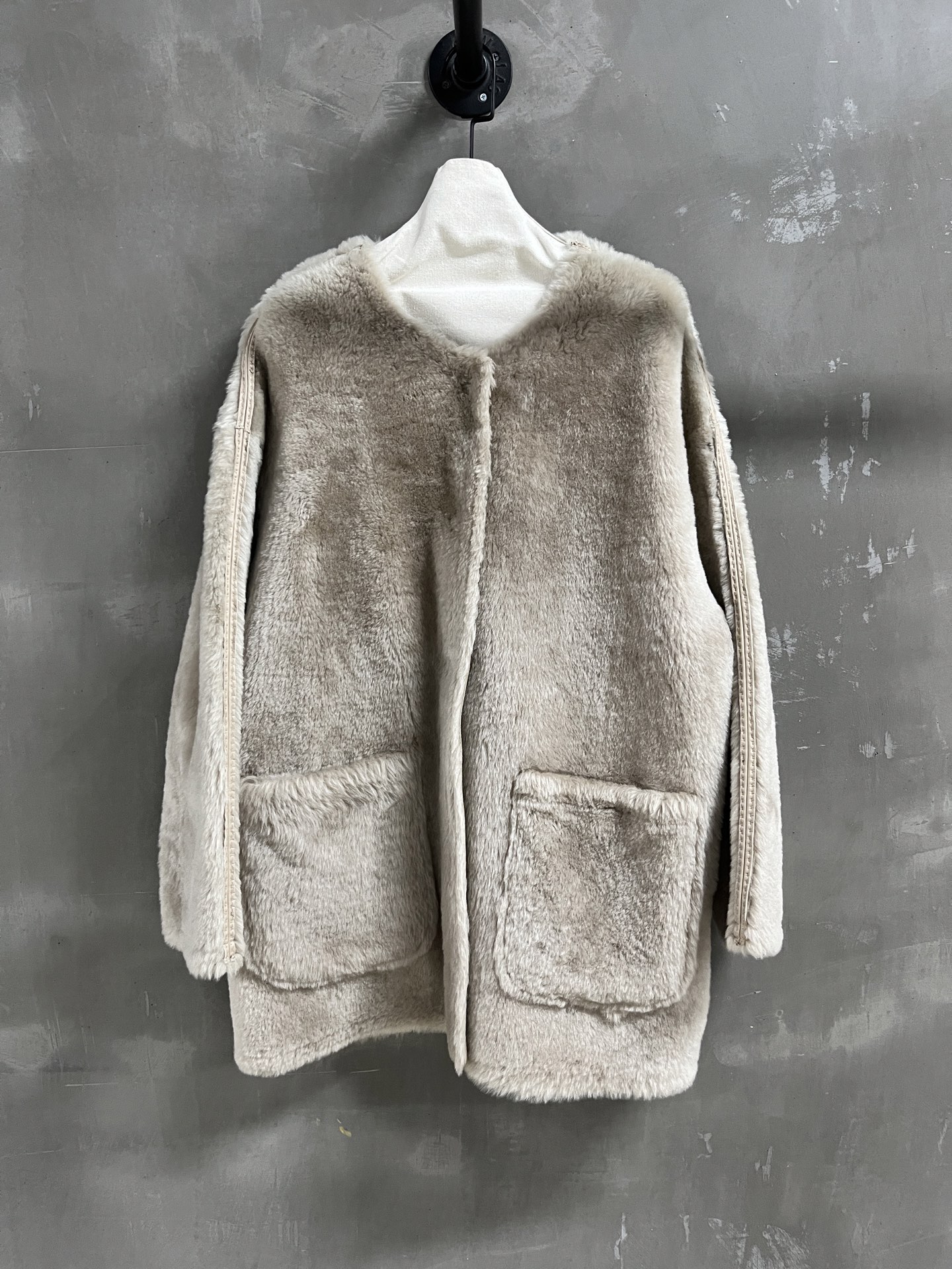 NO:886292,Special offer is here. Maxmara sheepskin all-in-one unique sample dress M1, size M, bust 124, shoulder sleeve length 71, dress length 80, special price, no return, no exchange, no free shipping, sheepskin,19860909特价福利来了Maxmara 羊皮毛一体 孤品样衣M1 尺寸M码胸围124 肩袖长71 衣长80,特价 不退不换不包邮,sheepskin,,Women's clothing