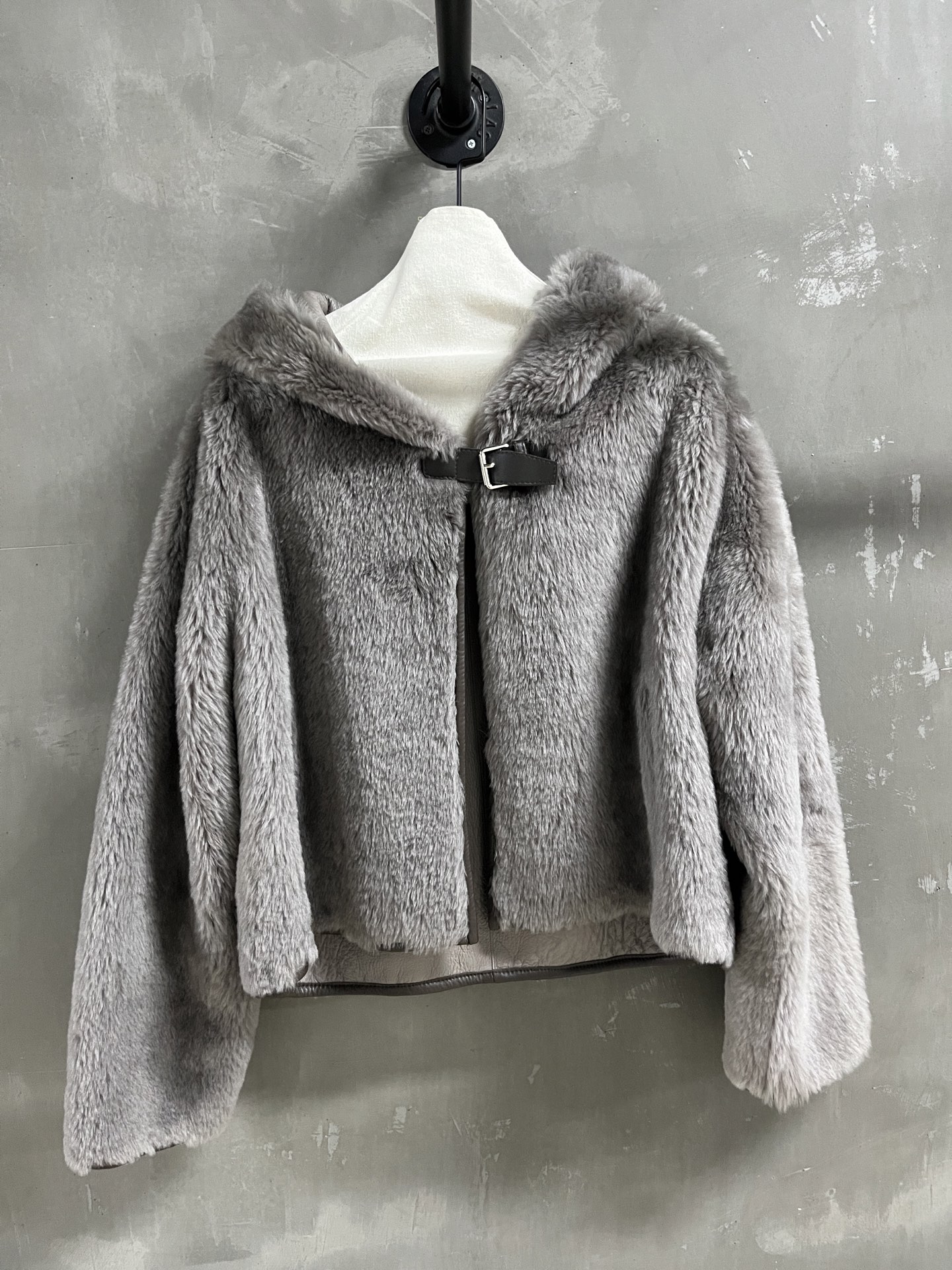 NO:886301,Special offer and benefits are here. Hermès sheepskin and fur one-piece unique sample dress M1, size M, bust 112, shoulder width 55, sleeve length 51, dress length 53, special price, no return, no exchange, no free shipping, hermes, sheepskin,19860909特价福利来了爱马仕 羊皮毛一体 孤品样衣M1 尺寸M码胸围112 肩宽55 袖长51 衣长53,特价 不退不换不包邮,hermes,sheepskin,,Women's clothing
