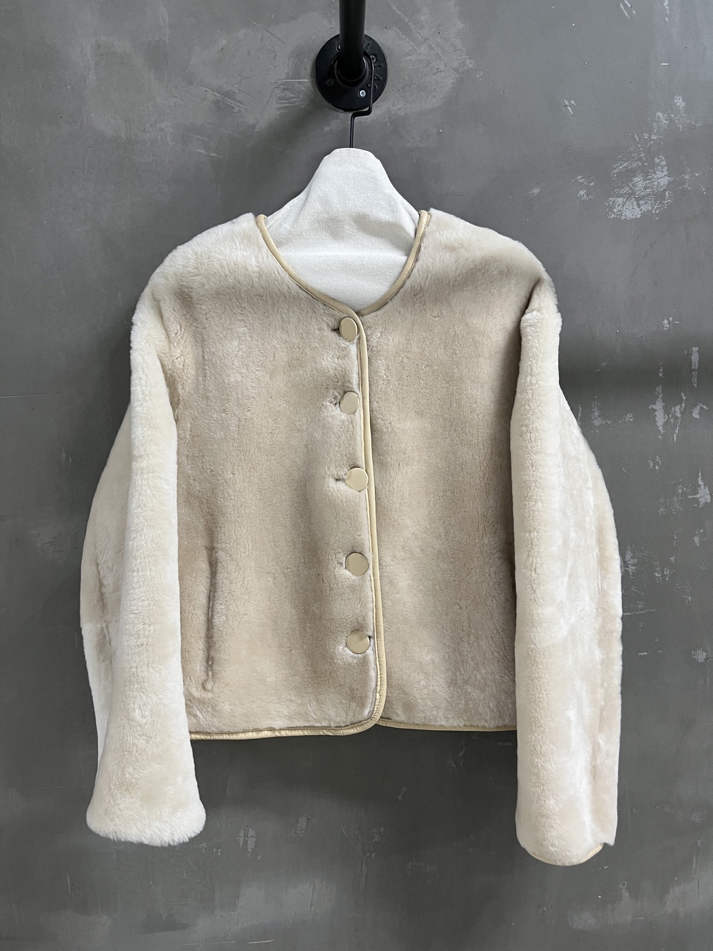 NO:886311,Special offer and benefits are here. Hermès sheepskin and fur one-piece unique sample dress M1, size M, bust 110, shoulder width 51, sleeve length 58, dress length 56, special price, no return, no exchange, no free shipping, hermes, sheepskin,19860909特价福利来了爱马仕 羊皮毛一体 孤品样衣M1 尺寸M码胸围110 肩宽51袖长58 衣长56,特价 不退不换不包邮,hermes,sheepskin,,Women's clothing