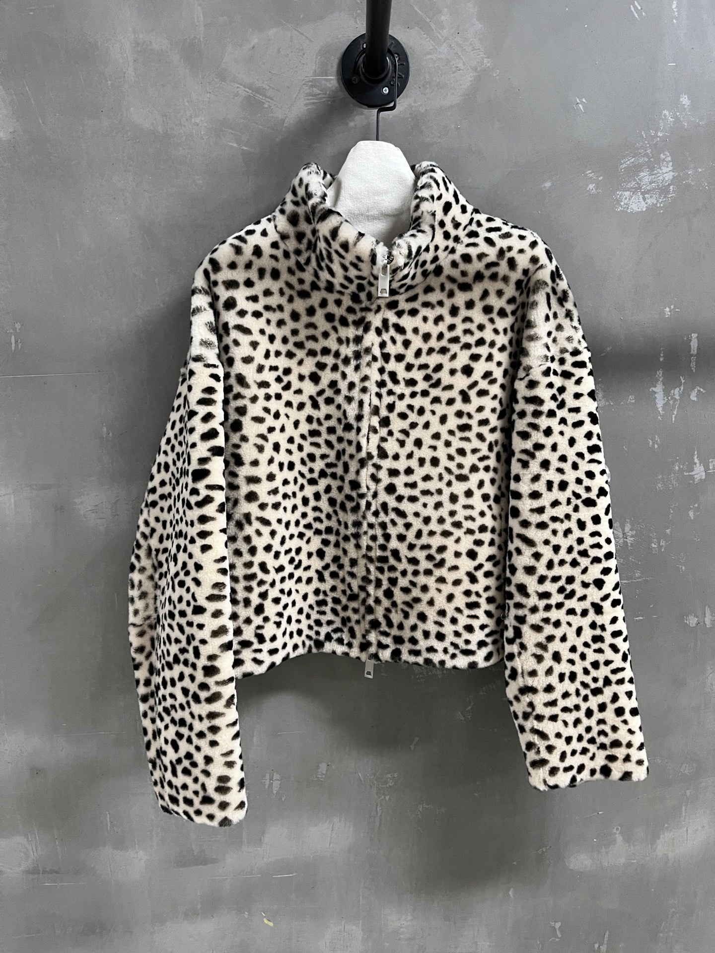NO:886320,Special offer is here. Toteme Sheepskin all-in-one unique sample garment M1, size M, bust 120, shoulder width 60, sleeve length 52, dress length 52, special price, no return, no exchange, no free shipping, sheepskin,19860909特价福利来了Toteme 羊皮毛一体 孤品样衣M1 尺寸M码胸围120 肩宽60 袖长52 衣长52,特价 不退不换不包邮,sheepskin,,Women's clothing
