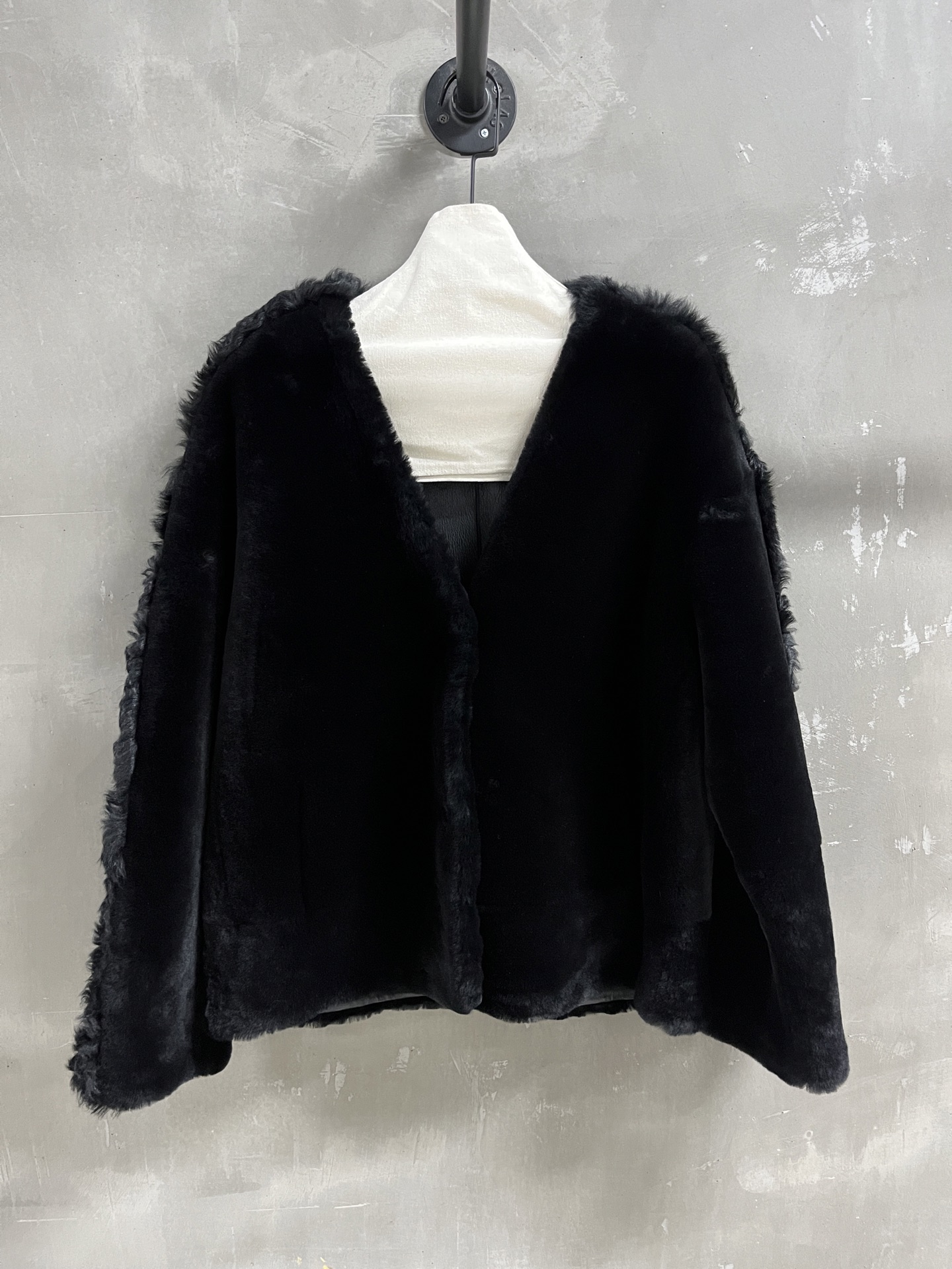 NO:886240,Special offer is here, Toteme Sheepskin all-in-one unique sample garment M1, size M, bust 110, shoulder width 55, sleeve length 52, dress length 63, special offer, no return, no exchange, no free shipping, sheepskin,19860909特价福利来了Toteme 羊皮毛一体 孤品样衣M1 尺寸M码胸围110 肩宽55 袖长52 衣长63,特价 不退不换不包邮,sheepskin,,Women's clothing