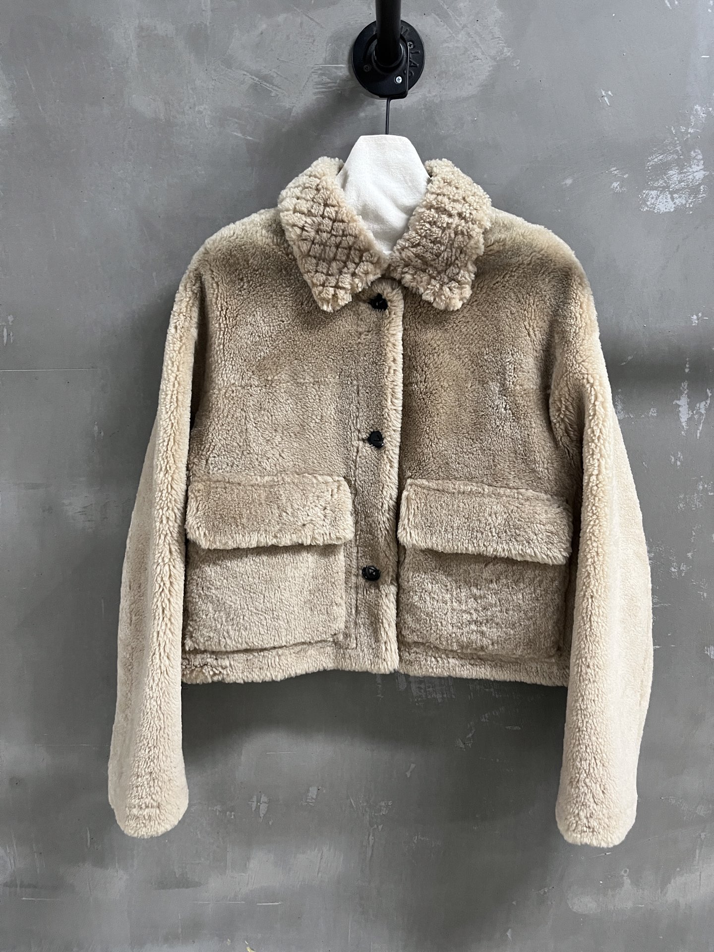 NO:887691,Special offer is here, BV sheepskin all-in-one unique sample garment M1, size M, bust 108, shoulder width 53, sleeve length 54, dress length 54, special offer, no return, no exchange, no free shipping, bottega veneta, sheepskin,19860909特价福利来了BV羊皮毛一体 孤品样衣M1 尺寸M码胸围108 肩宽53 袖长54 衣长54,特价 不退不换不包邮,bottega veneta,sheepskin,,Women's clothing