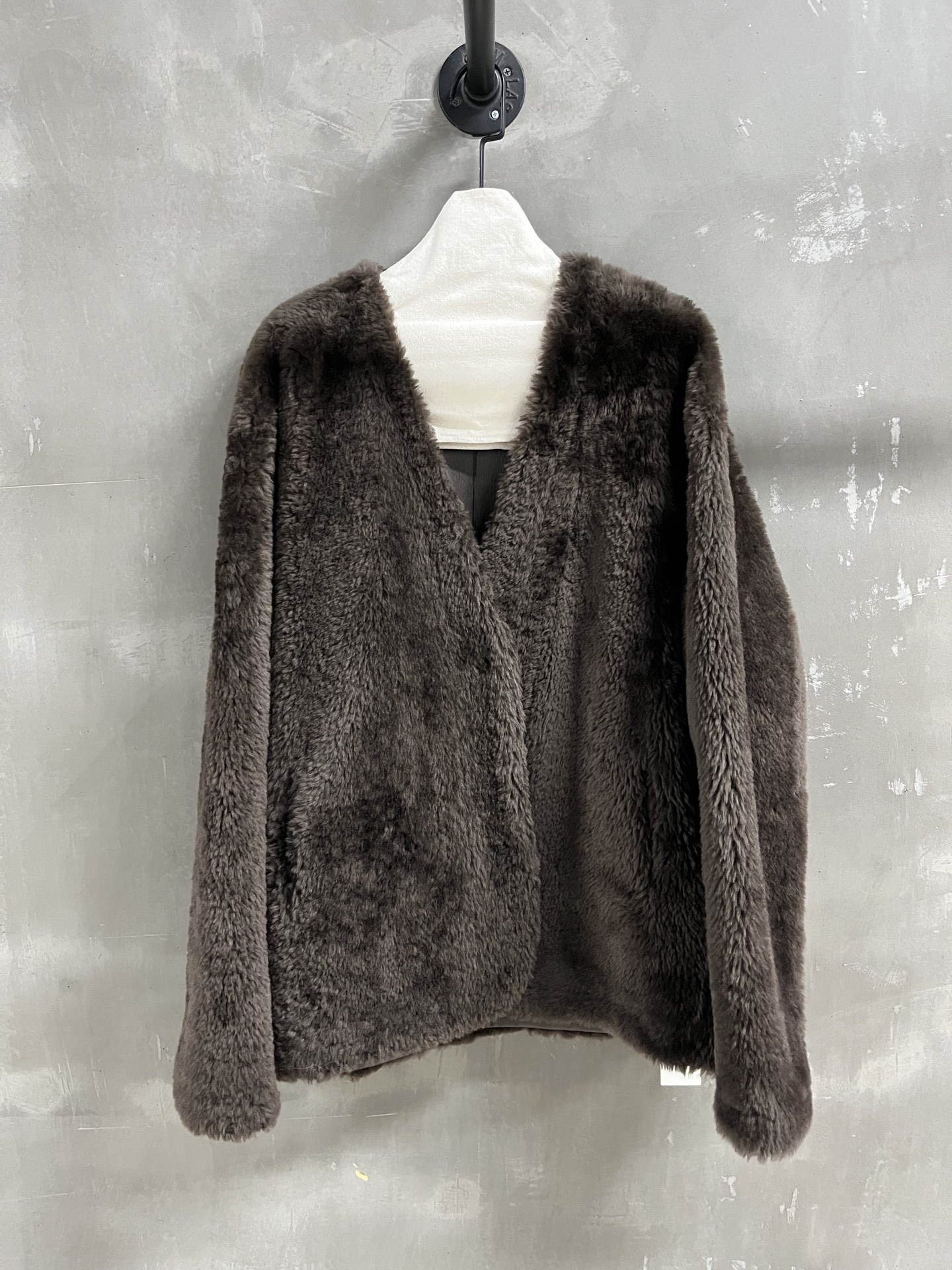 NO:887708,Special offer is here, BV sheepskin all-in-one, unique sample dress M1, size M, bust 128, shoulder width 55, sleeve length 64, dress length 75, special offer, no return, no exchange, no free shipping, bottega veneta, sheepskin,19860909特价福利来了BV羊皮毛一体 孤品样衣M1 尺寸M码胸围128 肩宽55 袖长64 衣长75,特价 不退不换不包邮,bottega veneta,sheepskin,,Women's clothing