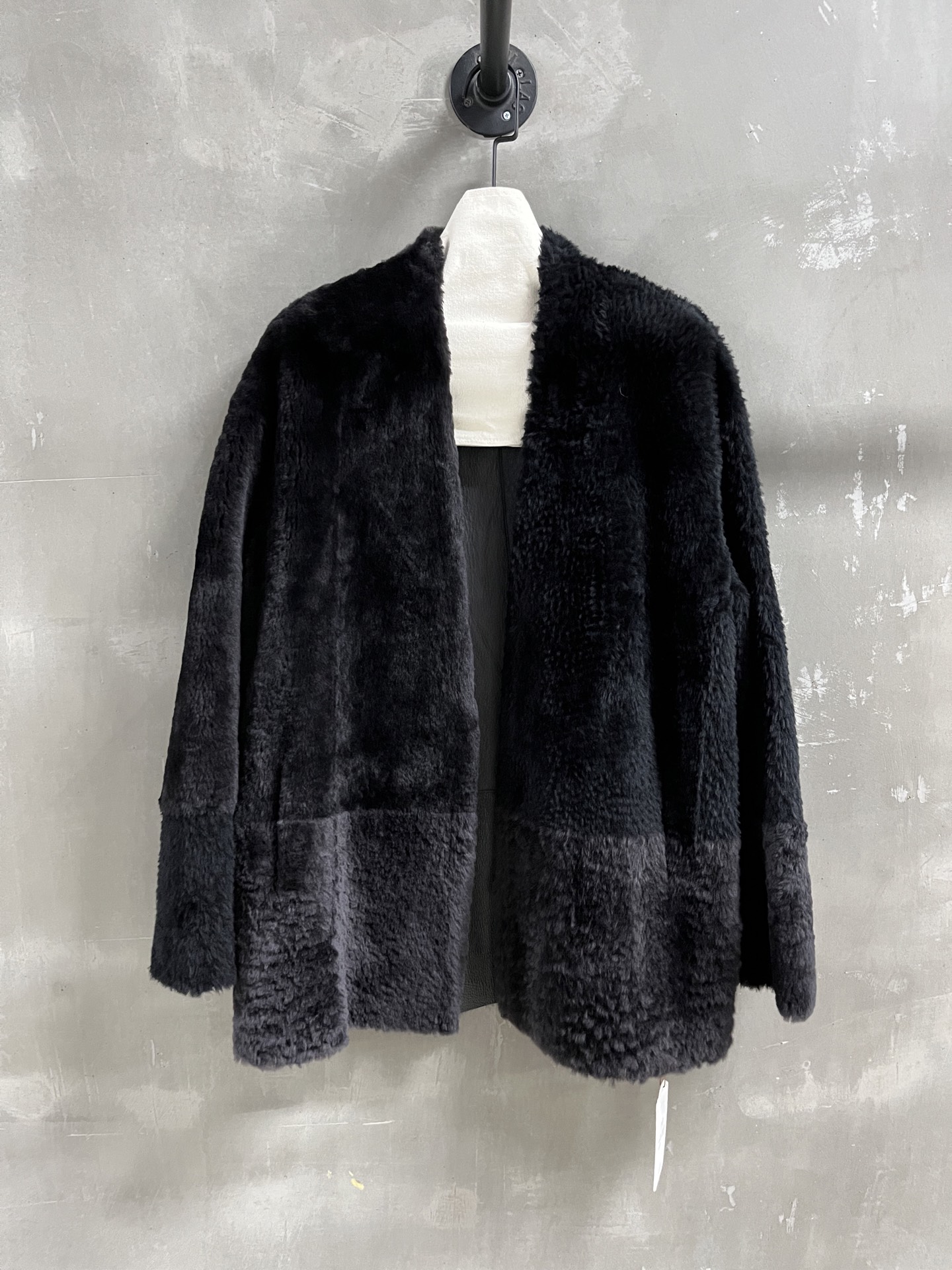 NO:887719,Special offer and benefits are here. Celine sheepskin all-in-one unique sample dress M1. Size M. Bust 118. Shoulder width 53. Sleeve length 56. Dress length 73. Special offer. No refunds, no exchanges, no free shipping. celine, sheepskin,19860909特价福利来了celine 羊皮毛一体 孤品样衣M1 尺寸M码胸围118 肩宽53 袖长56 衣长73,特价 不退不换不包邮,celine,sheepskin,,Women's clothing