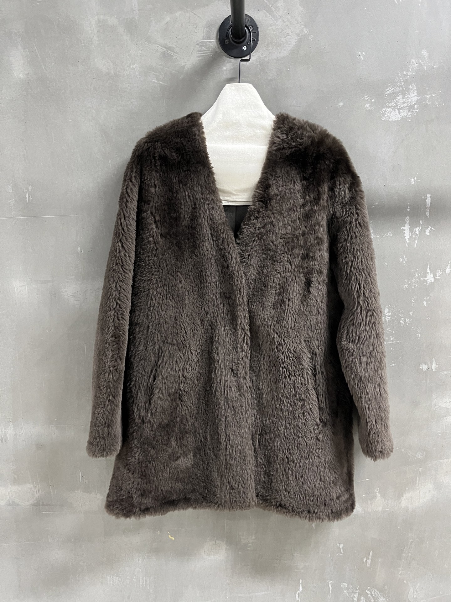 NO:887738,Special offer is here, BV sheepskin all-in-one unique sample dress M1, size M, bust 106, shoulder width 48, sleeve length 56, dress length 82, special offer, no return, no exchange, no free shipping, bottega veneta, sheepskin,19860909特价福利来了BV羊皮毛一体 孤品样衣M1 尺寸M码胸围106 肩宽48 袖长56 衣长82,特价 不退不换不包邮,bottega veneta,sheepskin,,Women's clothing