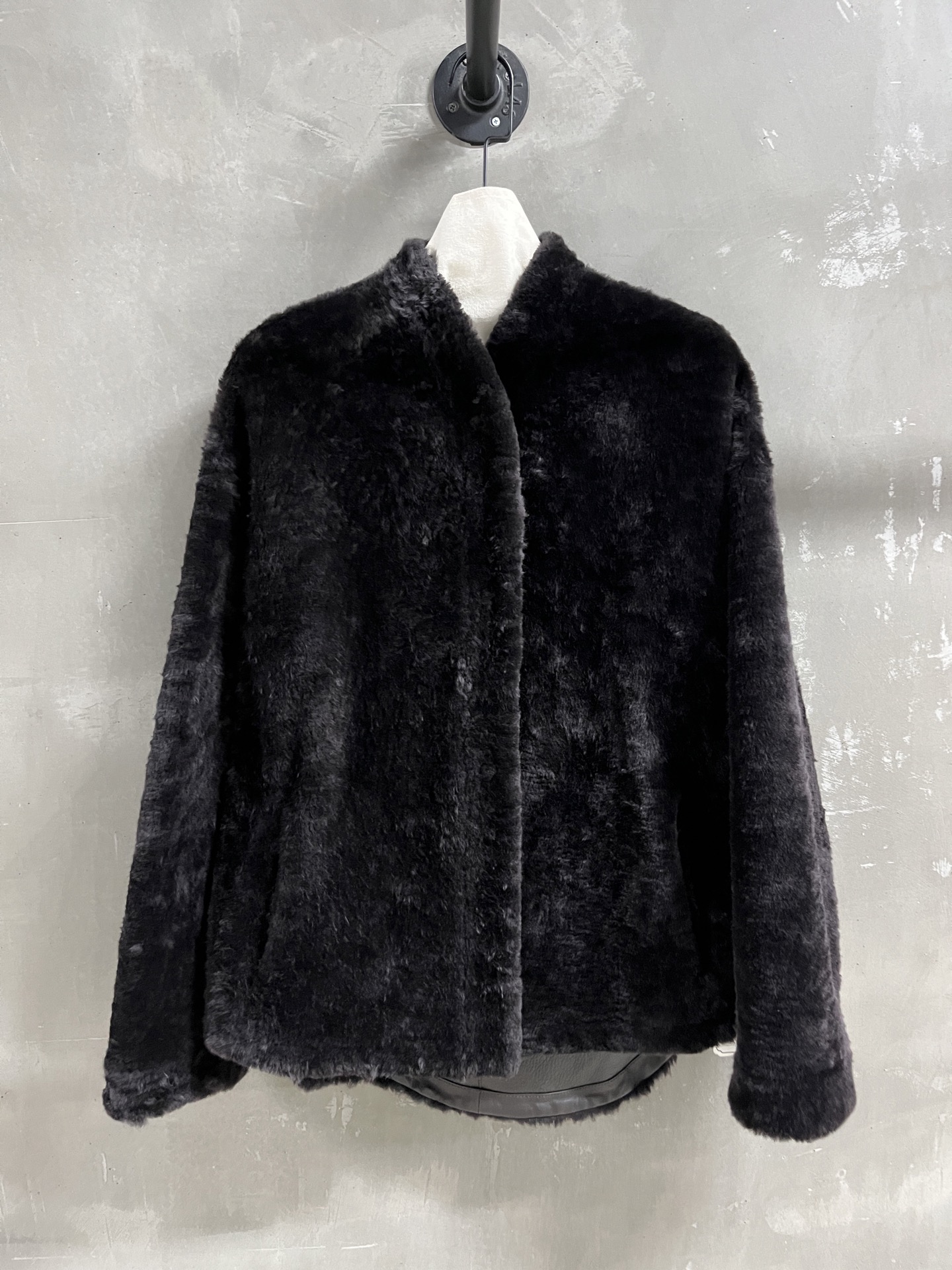 NO:887749,Special offer is here, lemaire sheepskin all-in-one unique sample garment M1, size M, bust 118, shoulder width 58, sleeve length 51, dress length 72, special offer, no return, no exchange, no free shipping, sheepskin,19860909特价福利来了lemaire 羊皮毛一体 孤品样衣M1 尺寸M码胸围118 肩宽58 袖长51 衣长72,特价 不退不换不包邮,sheepskin,,Women's clothing