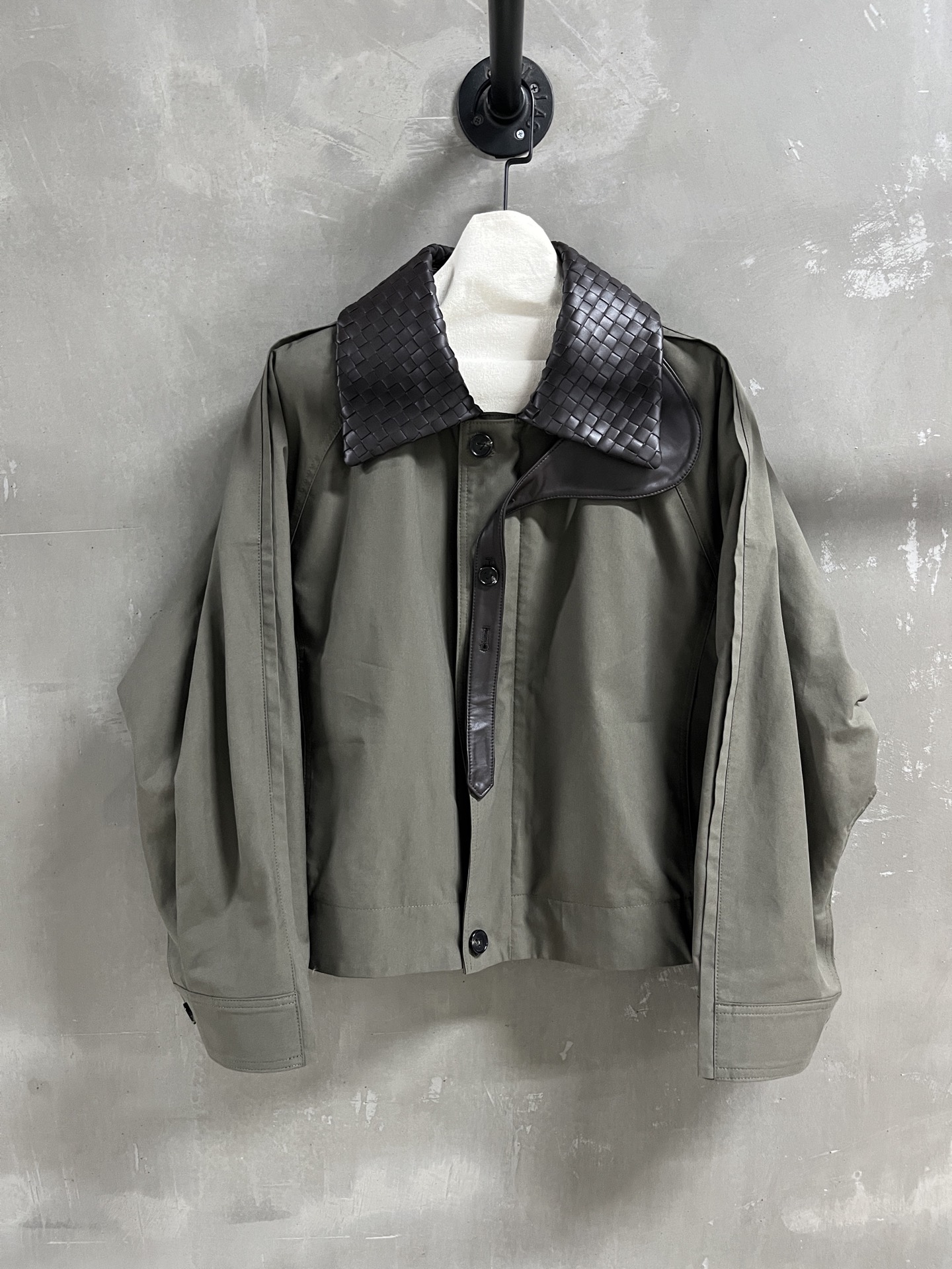 NO:932352,BV Introduction | 2026 Autumn and Winter New Products The best outerwear item of this season!  Original custom-made retro denim Barn style sheepskin woven splicing fabric, easy to match, versatile and fashionable!  - MATERIAL Material - Leather surface imported original high weave density fabric size S- L19860909BV简介｜2026秋冬新品 本季度最佳外套单品！原版订制 复古丹宁巴恩风 羊皮编织拼接面料 版型不挑人百搭又时髦！ - MATERIAL 材质 - 皮面进口原版高织数密度面料 sizeＳ- L M码胸围136 衣长57 连肩袖长72 price,葆蝶家-服装,bottega veneta,bottega veneta,jackets & coats,sheepskin,,Women's clothing