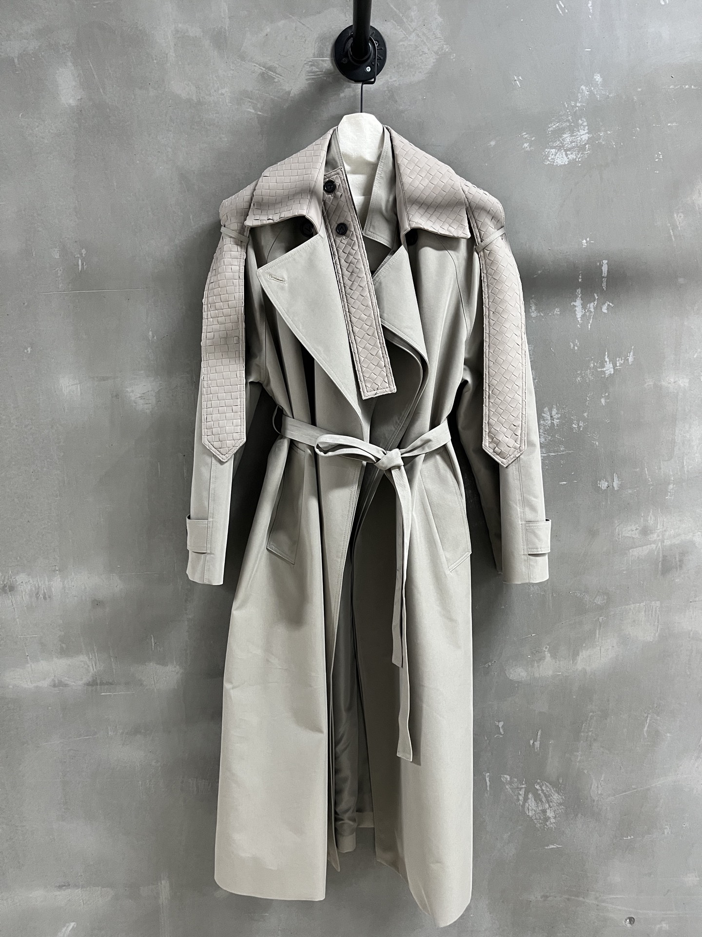 NO:933742,BV Introduction | 2026 Autumn and Winter New Products The best outerwear item of this season!  Original custom-made retro denim Barn style sheepskin woven splicing fabric, easy to match, versatile and fashionable!  - MATERIAL Material - Leather surface imported original high weave density fabric size S- L19860909BV简介｜2026秋冬新品 本季度最佳外套单品！原版订制 复古丹宁巴恩风 羊皮编织拼接面料 版型不挑人百搭又时髦！ - MATERIAL 材质 - 皮面进口原版高织数密度面料 sizeＳ- L M码胸围132 衣长117 肩宽59 袖长51 price,葆蝶家-服装,bottega veneta,bottega veneta,jackets & coats,sheepskin,,Women's clothing