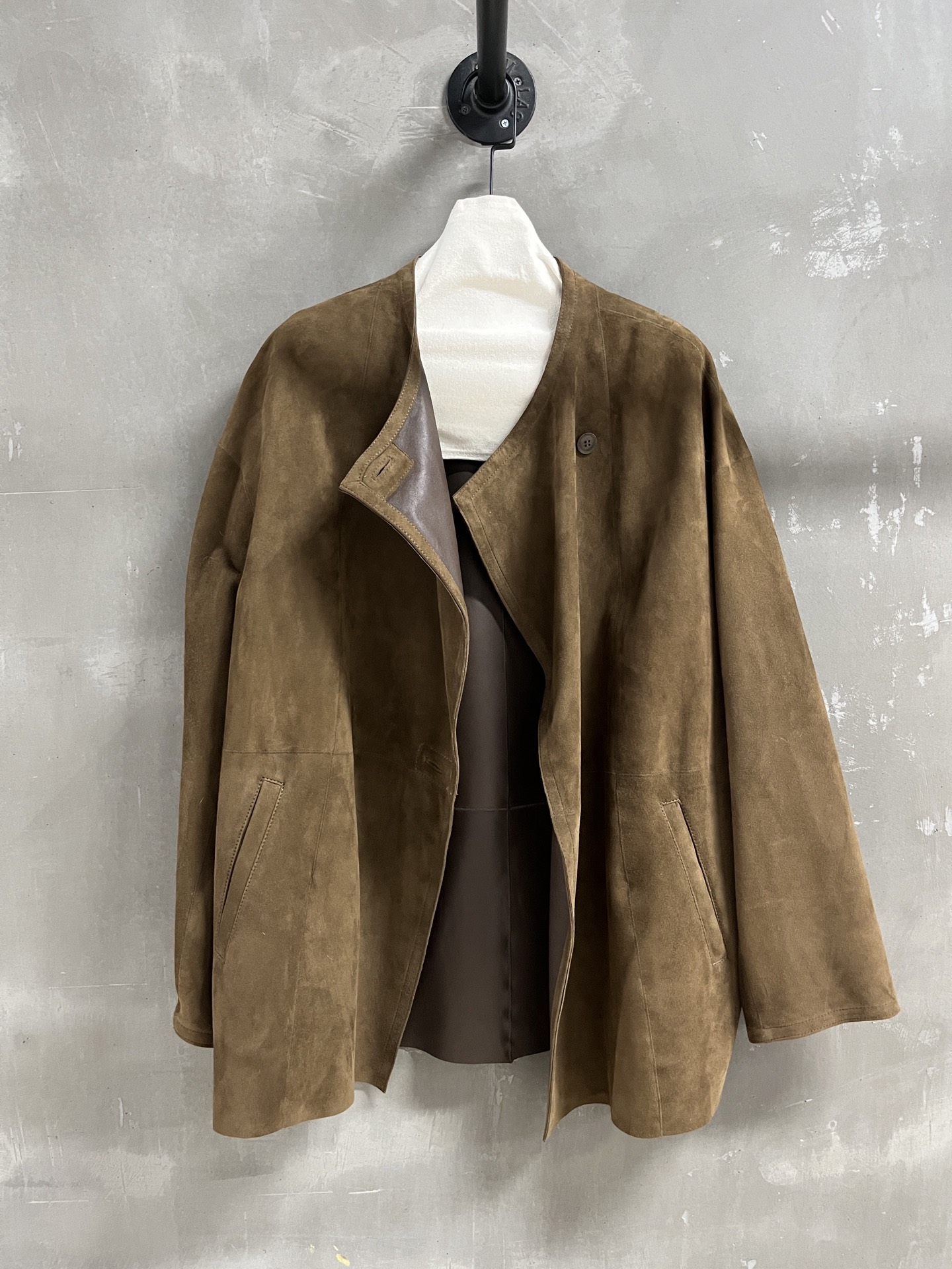 NO:933746,Introduction to Hermes | 2026 Autumn and Winter New Products The best versatile leather jacket this season!  The style is versatile and fashionable!  - MATERIAL - Leather imported Turkish mixed cashmere double-sided leather size S- M M size bust 128 length 77 shoulder width 59 sleeve length 53 price, Hermès-clothing, hermes, hermes, leather jacket,19860909Hermes简介｜2026秋冬新品 本季度最佳百搭皮衣单品！版型不挑人百搭又时髦！ - MATERIAL 材质 - 皮面进口土耳其混种羊绒面双面皮 size Ｓ- M M码胸围128 衣长77 肩宽59 袖长53 price,爱马仕-服装,hermes,hermes,leather jacket,,Women's clothing
