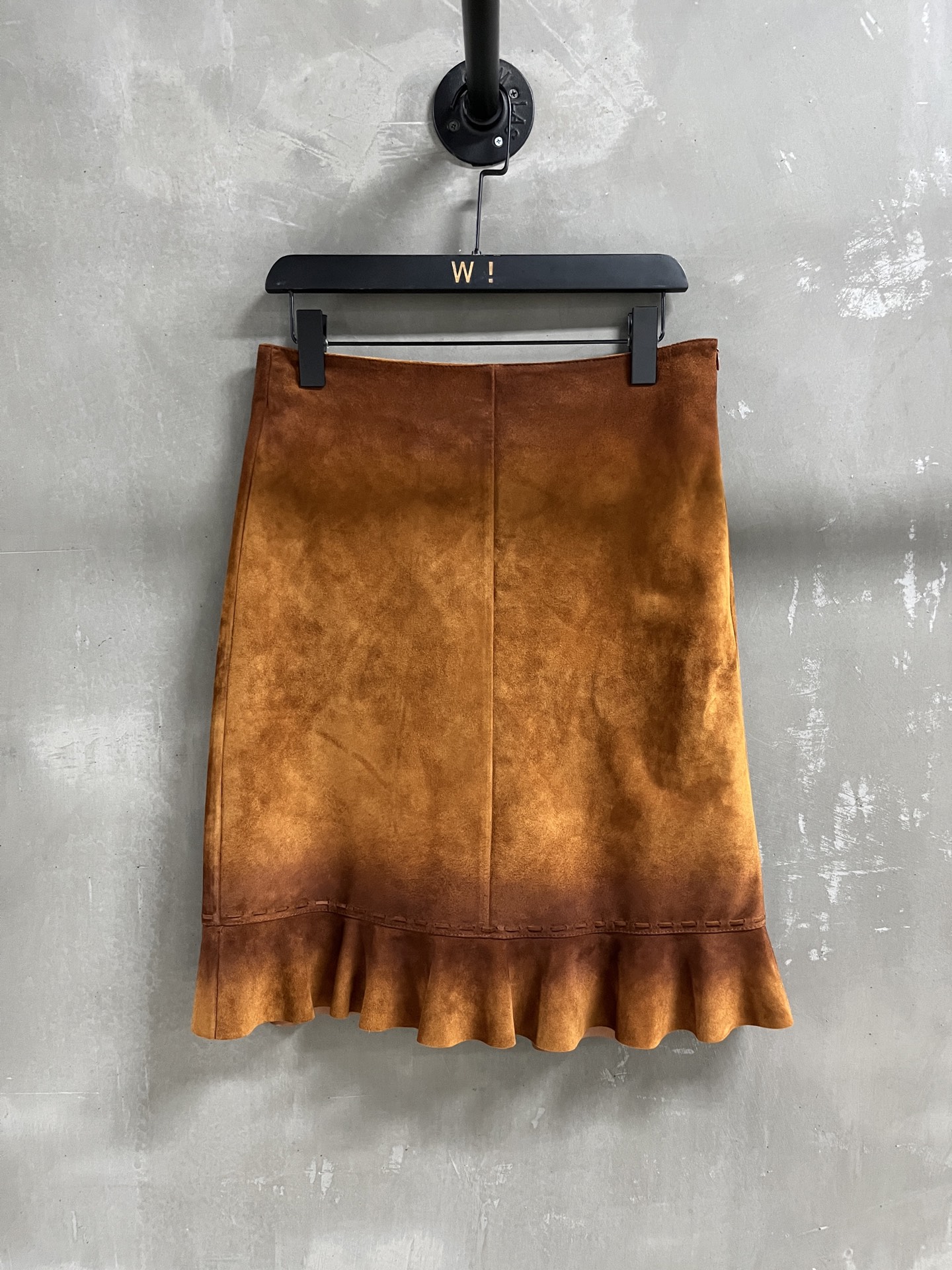 NO:941491,MiuM*u Introduction | 2026 Autumn and Winter New Products The best skirt item of this season!  Original custom-made, sweet and cool retro style, easy-to-match and fashionable version!  - MATERIAL material - leather imported mixed cashmere surface spray printing size S- L M size waist 72 skirt length 56 hips 97 price, Miu Miu-clothing, miumiu, skirts,19860909MiuM*u简介｜2026秋冬新品 本季度最佳半裙单品！原版订制 甜酷风复古气质,版型不挑人百搭又时髦！ - MATERIAL 材质 - 皮面进口混种羊绒面喷绘 sizeＳ- L M码腰围72 裙长56 臀围97 price,缪缪-服装,miumiu,skirts,,Women's clothing