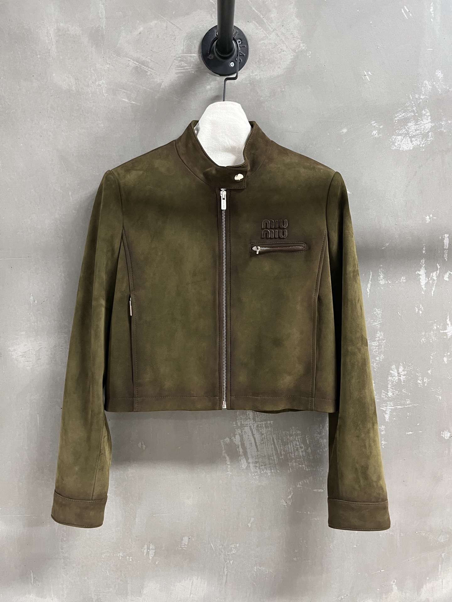 NO:941483,MiuM*u Introduction | 2026 Autumn and Winter New Products The best outerwear item of this season!  Original custom-made, sweet and cool retro style, easy-to-match and fashionable version!  - MATERIAL material - leather imported mixed cashmere surface spray printing size S-19860909MiuM*u简介｜2026秋冬新品 本季度最佳外套单品！原版订制 甜酷风复古气质,版型不挑人百搭又时髦！ - MATERIAL 材质 - 皮面进口混种羊绒面喷绘 sizeＳ- XL M码胸围106 衣长50 肩宽42 袖长63 price,缪缪-服装,miumiu,jackets & coats,,Women's clothing