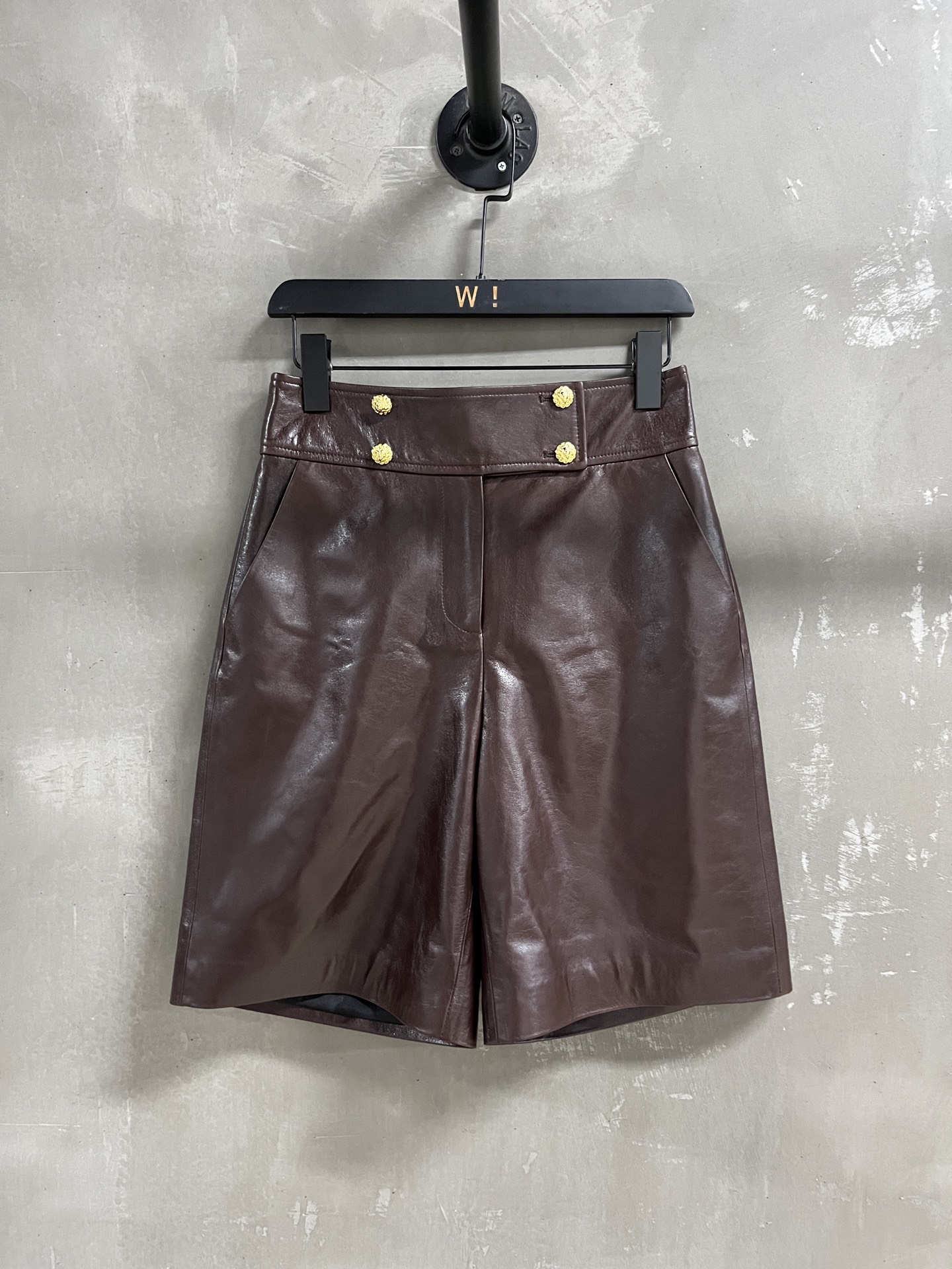 NO:944853,Introduction to Chan*l | 2026 Autumn and Winter New Products This season’s best leather pants!  Classic Chanel design, easy-to-match style, versatile and fashionable!  It is neatly cut and interspersed with custom molded hardware buckles. Jacquard fabric on the inner side - MATERIAL Material - leather imported oil-waxed lambskin size S-19860909Chan*l简介｜2026秋冬新品 本季度最佳皮裤单品！经典香奈儿设计 版型不挑人百搭又时髦！利落裁剪的同时穿插订制开模五金扣 内里提花面料 - MATERIAL 材质 - 皮面进口油蜡小羊皮 size S- XL M码腰围72 裤长55 臀围98 price,香奈儿-服装,chanel,chanel,sheepskin,,Women's clothing