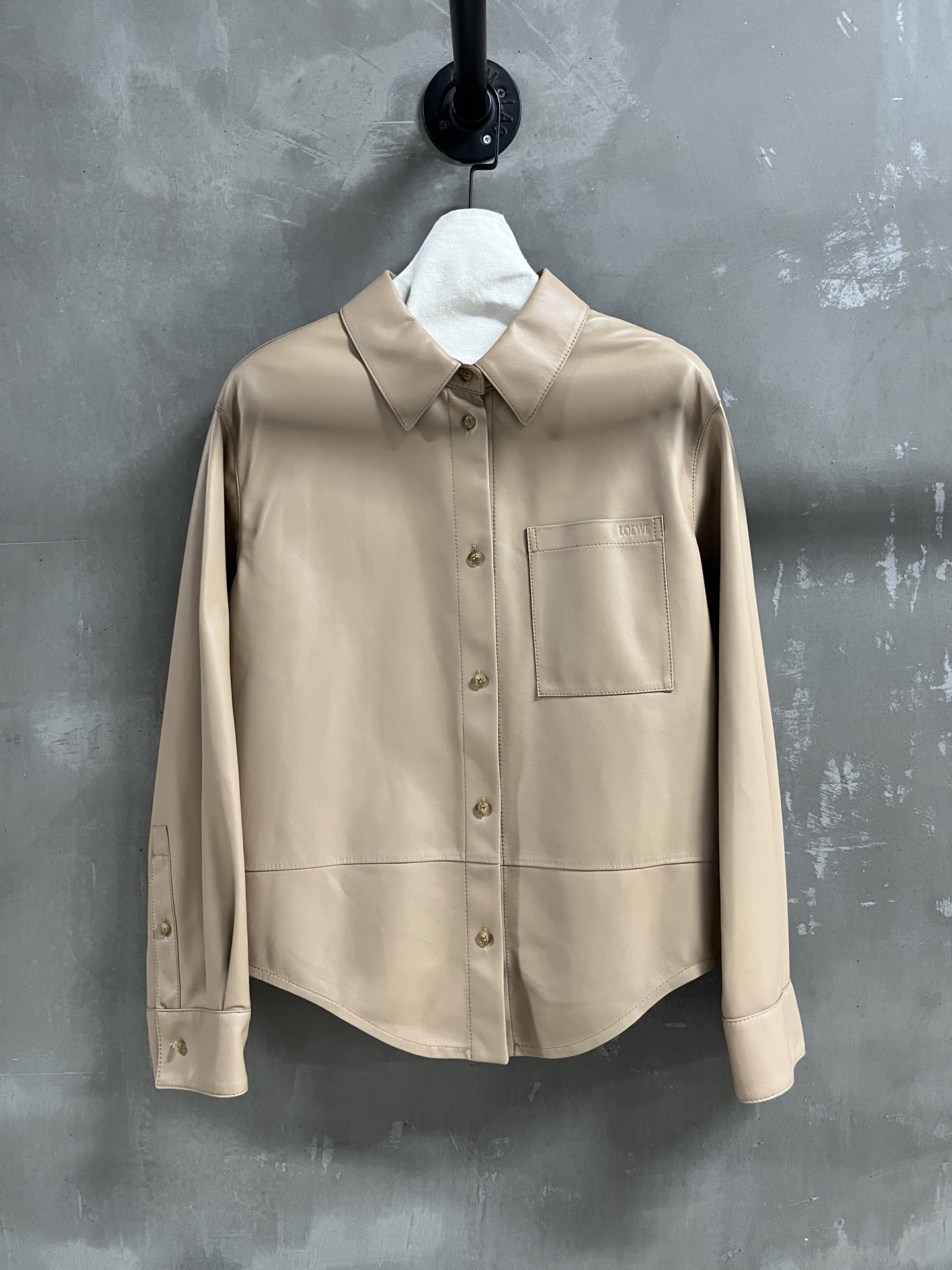 NO:944844,Introduction to Loewe | 2026 Autumn and Winter New Products The best leather clothing items of this season!  The style is versatile and fashionable!  - MATERIAL material - leather imported Turkish double-sided lambskin size S-19860909Loewe简介｜2026秋冬新品 本季度最佳皮衣单品！版型不挑人百搭又时髦！ - MATERIAL 材质 - 皮面进口土耳其双面小羊皮 size Ｓ- XL M码胸围118 衣长58 肩宽48 袖长56 price,罗意威-服装,loewe,loewe,leather jacket,sheepskin,,Women's clothing