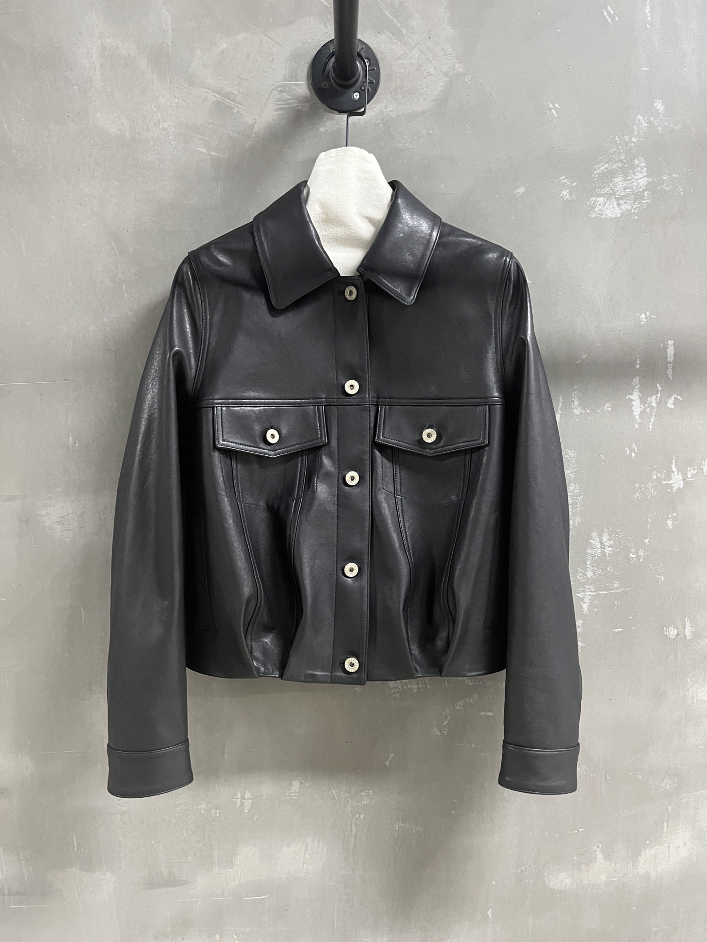 NO:944836,Introduction to Loewe | 2026 Autumn and Winter New Products The best leather clothing items of this season!  The style is versatile and fashionable!  - MATERIAL Material - Leather imported Turkish vegetable tanned lambskin size S-19860909Loewe简介｜2026秋冬新品 本季度最佳皮衣单品！版型不挑人百搭又时髦！ - MATERIAL 材质 - 皮面进口土耳其植鞣小羊皮 size Ｓ- XL M码胸围108 衣长54 肩宽40袖长63 price,罗意威-服装,loewe,loewe,leather jacket,sheepskin,,Women's clothing