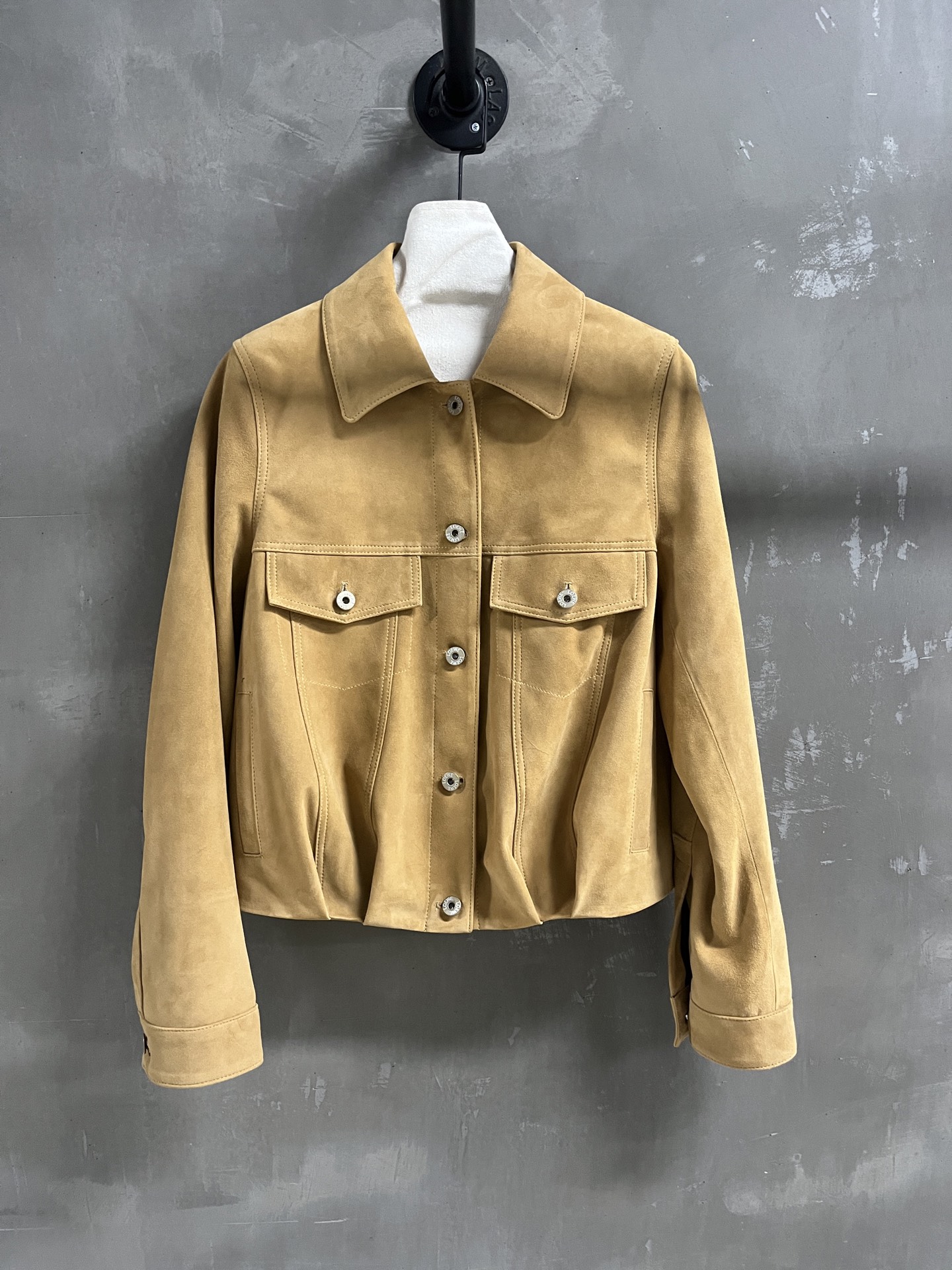 NO:944828,Introduction to Loewe | 2026 Autumn and Winter New Products The best leather clothing items of this season!  The style is versatile and fashionable!  - MATERIAL material - leather imported mixed cashmere surface size S-19860909Loewe简介｜2026秋冬新品 本季度最佳皮衣单品！版型不挑人百搭又时髦！ - MATERIAL 材质 - 皮面进口混种羊绒面 size Ｓ- XL M码胸围108 衣长54 肩宽40袖长63 price,罗意威-服装,loewe,loewe,leather jacket,,Women's clothing