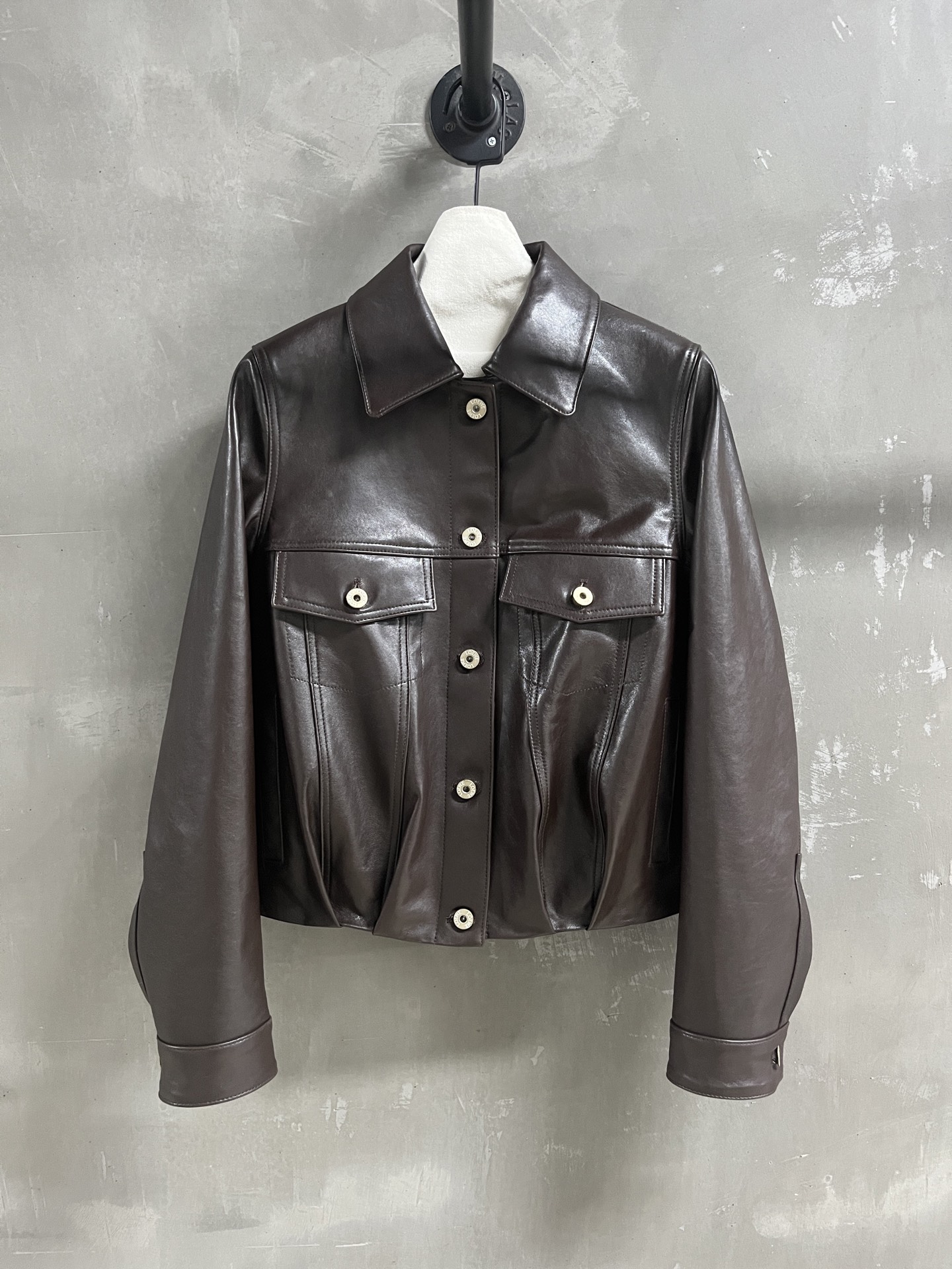 NO:944821,Introduction to Loewe | 2026 Autumn and Winter New Products The best leather clothing items of this season!  The style is versatile and fashionable!  - MATERIAL Material - Leather imported Turkish vegetable tanned lambskin size S-19860909Loewe简介｜2026秋冬新品 本季度最佳皮衣单品！版型不挑人百搭又时髦！ - MATERIAL 材质 - 皮面进口土耳其植鞣小羊皮 size Ｓ- XL M码胸围108 衣长54 肩宽40袖长63 price,罗意威-服装,loewe,loewe,leather jacket,sheepskin,,Women's clothing