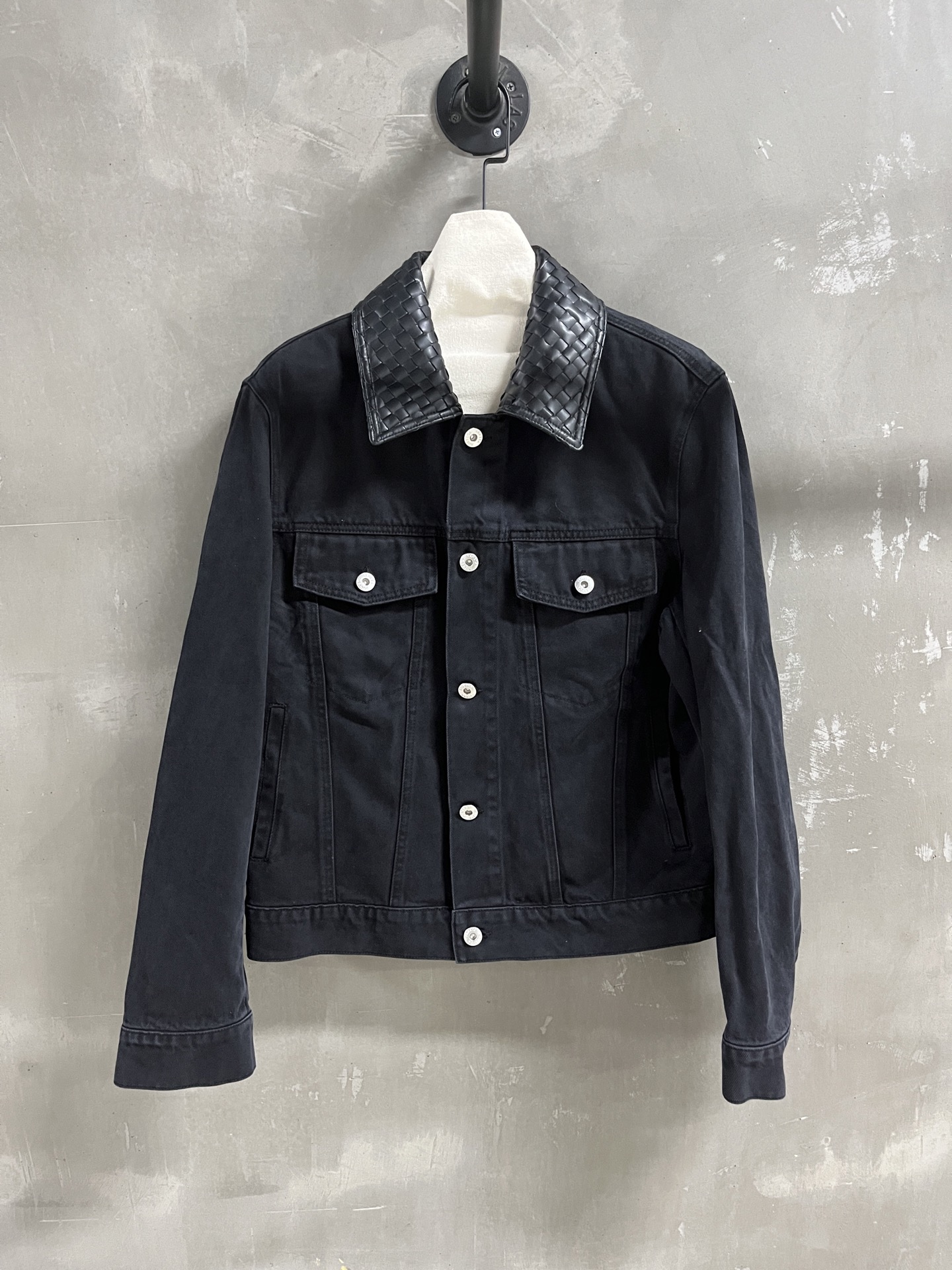 NO:944814,BV Introduction | 2026 Autumn and Winter New Products The best outerwear item of this season!  Original custom-made retro denim Barn style sheepskin woven splicing fabric, easy to match, versatile and fashionable!  - MATERIAL material - leather imported original high weave density fabric sizeＳ-19860909BV简介｜2026秋冬新品 本季度最佳外套单品！原版订制 复古丹宁巴恩风 羊皮编织拼接面料 版型不挑人百搭又时髦！ - MATERIAL 材质 - 皮面进口原版高织数密度面料 sizeＳ- XL M码胸围110 衣长57 肩宽47 袖长61 price,葆蝶家-服装,bottega veneta,bottega veneta,jackets & coats,sheepskin,,Women's clothing